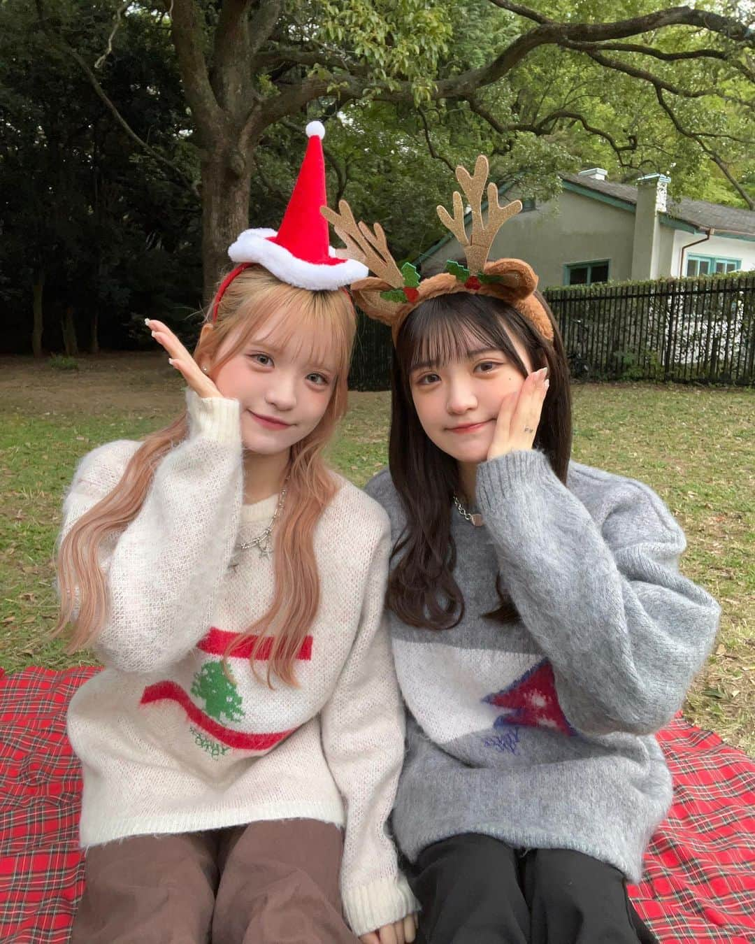 砂糖華さんのインスタグラム写真 - (砂糖華Instagram)「christmas code 🎅🏻🎄 ‪　　　　　‬ 2人でお揃いのニット！可愛すぎる!!💘 @younger__song  ‪　　　　　‬ クリスマスに着てたら可愛いよね➰🎁 ‪　　　　　‬ ‪　　　　　‬ #クリスマスコーデ #ニット #冬服コーデ #秋服コーデ #ヤンガーソング #youngersong #クリスマスカチューシャ #カチューシャ #サンタカチューシャ #トナカイカチューシャ」11月17日 22時01分 - __162cm_