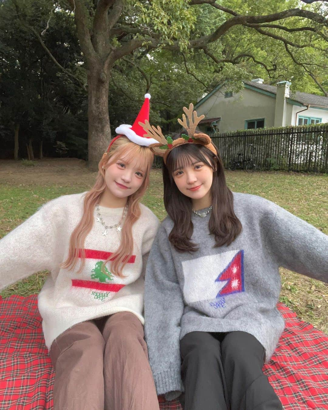 砂糖華さんのインスタグラム写真 - (砂糖華Instagram)「christmas code 🎅🏻🎄 ‪　　　　　‬ 2人でお揃いのニット！可愛すぎる!!💘 @younger__song  ‪　　　　　‬ クリスマスに着てたら可愛いよね➰🎁 ‪　　　　　‬ ‪　　　　　‬ #クリスマスコーデ #ニット #冬服コーデ #秋服コーデ #ヤンガーソング #youngersong #クリスマスカチューシャ #カチューシャ #サンタカチューシャ #トナカイカチューシャ」11月17日 22時01分 - __162cm_