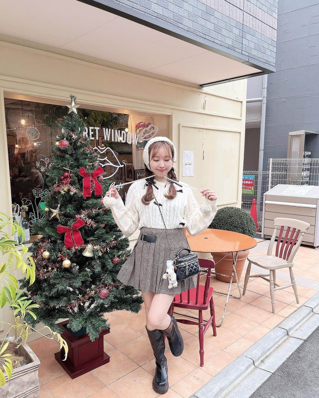 夏井さらのインスタグラム：「🎄🎀🤍  クリスマスツリーがあるカフェに…❤︎  コーデもクリスマスっぽく合わせて行ったよ🧸🫶🏻  この日はSHEINコーデ🪄 tops: 11105326 skirt: 22429684 bag: 12950808  coupon code:BFJP091 (お得に買えるから使ってね＾＾)  .  2023 SHEIN ブラック フライデー セール 試すたび、好きが見つかる。届くたび、好きが増えてく。   . . . #フレンチガーリー #フレンチガーリーコーデ #shein #sheinforall #SHEINblackfriday #SHEINGoodFinds #loveshein #saveinstyle #pr #新大久保カフェ #secretwindow」