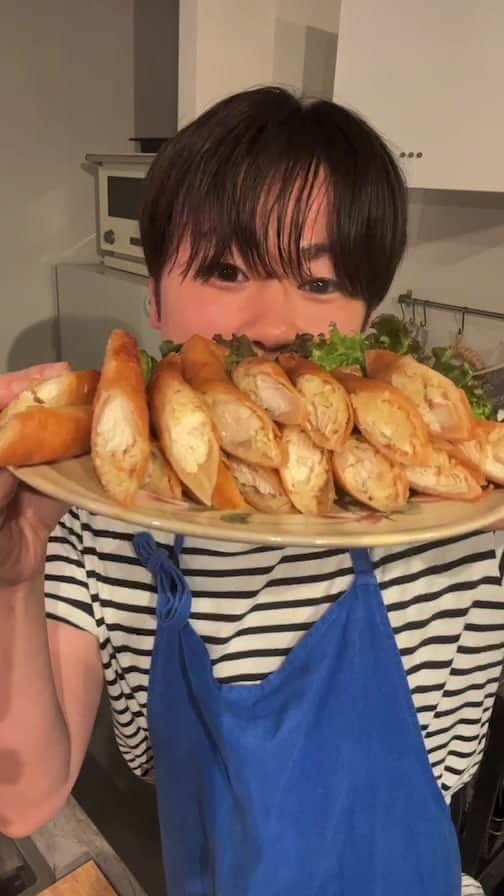 のインスタグラム：「10万人記念インスタライブ！  ご視聴ありがとうございました🙇‍♂️✨ 沢山のコメント嬉しかったです😭  読みきれなくて、 本当にごめんなさい🙏  粗相してなかったみたいなので、 アーカイブ残します✨  また、節目にインスタライブやりますので、その時までお元気で☺️✨  コツコツ🐢✨✨」
