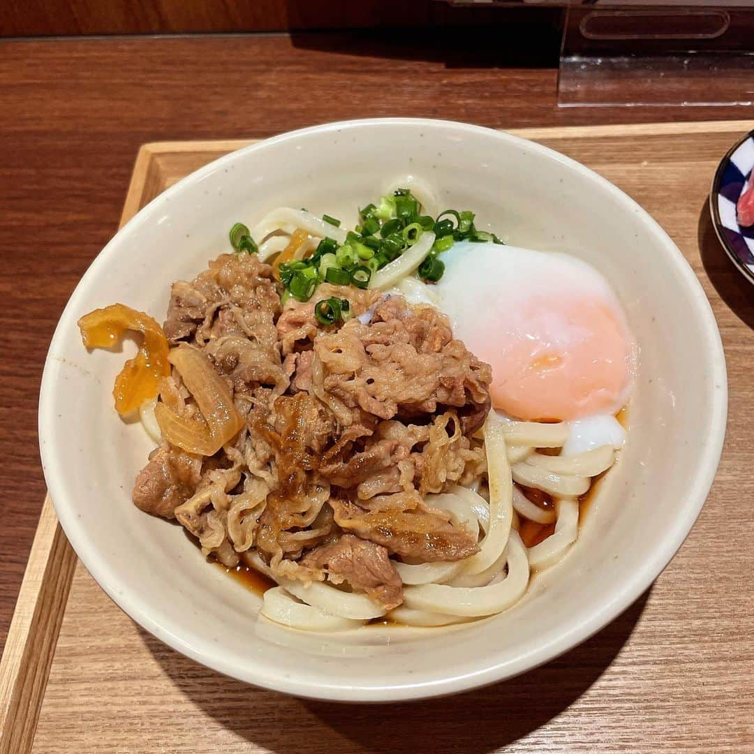 Q太郎さんのインスタグラム写真 - (Q太郎Instagram)「#さいたま市#浦和区#elan#エラン#仕事前に#食事#うどん#讃岐うどん#三代目たれ半#肉ぶっかけうどん#温泉たまご#トッピング#だしむすび#ごまいなり」11月17日 22時03分 - qtaro.jun