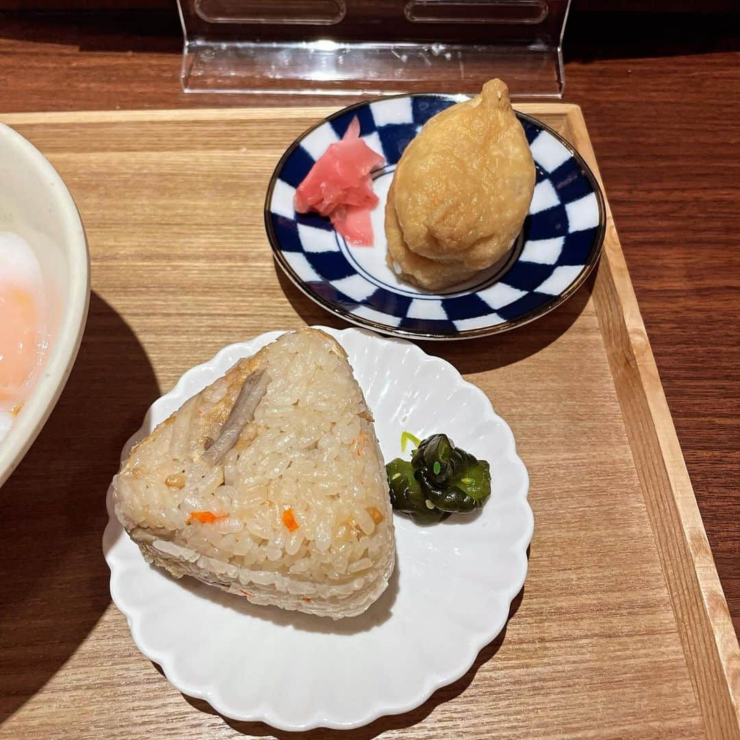 Q太郎さんのインスタグラム写真 - (Q太郎Instagram)「#さいたま市#浦和区#elan#エラン#仕事前に#食事#うどん#讃岐うどん#三代目たれ半#肉ぶっかけうどん#温泉たまご#トッピング#だしむすび#ごまいなり」11月17日 22時03分 - qtaro.jun