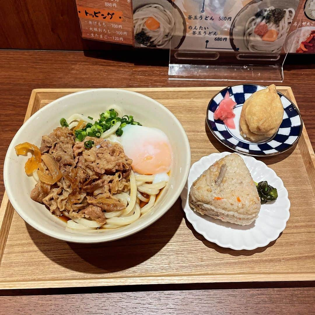 Q太郎のインスタグラム：「#さいたま市#浦和区#elan#エラン#仕事前に#食事#うどん#讃岐うどん#三代目たれ半#肉ぶっかけうどん#温泉たまご#トッピング#だしむすび#ごまいなり」