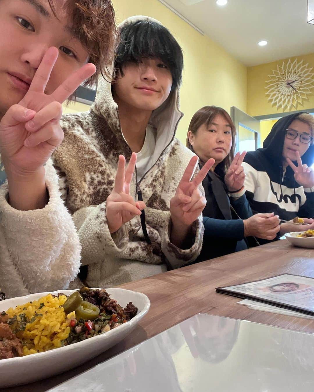 すずしょうとのインスタグラム：「家族ピース🫸🫷#家族 #すずしょうと #兄弟 #日常」