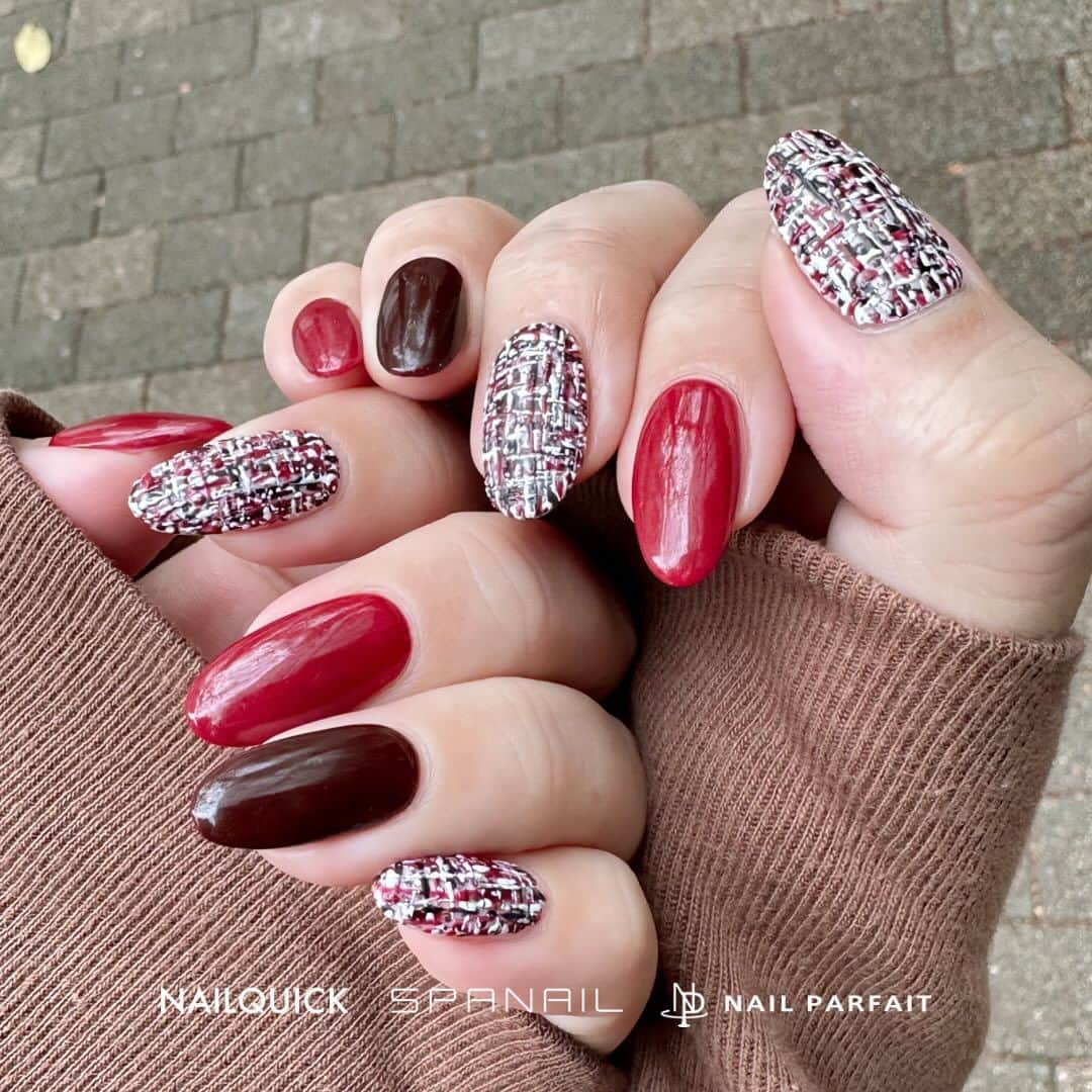 ネイルサロンならネイルクイックのインスタグラム：「ひと足お先に⁣ Chiharu先生プロデュースカラー💄💋⁣ @nail.salon.to_be⁣ ⁣ ティントシリーズで⁣ ぽこぽこツイードネイル♥️⁣ @spanail_atre_takeshiba by スパネイルアトレ竹芝店 ⁣ ⁣ エキスポにいらっしゃれる方は是非⁣ ネイルパフェブースにお越しください♡⁣ ⁣ +——+——+——+——+⁣ ⁣ 11/19(日)10:00-18:30⁣ 11/20(月)10:00-18:00⁣ ⁡⁣ 東京ビッグサイト東4・5ホール⁣ ▶︎C-008⁣ ⁣ 手前の東4ホール入口入って3ブロック⁣ 薄パープルのブースです🪻⁣ ⁣ +——+——+——+——+⁣ ⁣ ⁣ ⁣ Repost @nailparfaitgel⁣ ・・・⁣ 待望のchiharu先生プロデュースカラー✨⁣ @nail.salon.to_be⁣ ⁣ いよいよ東京ネイルエキスポにて新発売‼️⁣ ⁣ #ティントシリーズ 💄⁣ ⁣ 𓂃ZACCA by Nail Parfait𓂃⁣ ⁡⁣ 可愛さと大人っぽさの両方を楽しめる⁣ ハイブリッドなボルドーカラー🍷⁣ ⁡⁣ 濃厚でリッチな発色で⁣ 肌色をワントーン明るく見せてくれます✨⁣ ⁡⁣ ムラになりにくく塗り心地の良いテクスチャーで⁣ ワンカラーからぷっくりアートはもちろん、 ⁣ さまざまなアートまで幅広くお使いいただけます🥰⁣ ⁡⁣ ◼️Tint1 情熱のポピー❤️‍🔥⁣ 燃えるような情熱を感じさせる⁣ 暖かみのある華やかなテラコッタレッド。⁣ ⁡⁣ ◼️Tint2 無敵のルビー🔮⁣ 「宝石の女王」ルビーのような⁣ 濁りのない洗練された大人のディープレッド。⁣ ⁡⁣ ◼️Tint3 禁断のベリー🍓⁣ 禁断の果実を手にしたかのような⁣ 魅惑的な大人の色気が漂うダークレッド。⁣ ⁡⁣ 2g 2,475円 -17-32⁣ エキスポ価格 🉐1,730 円(税込) ⁣ ⁡⁣ *─────────────*⁣ ティントシリーズ3色セット🎨⁣ 7,425円→🉐4,500 円(税込)⁣ *─────────────*⁣ ⁡⁣ 先着20セットはティントくじ入り🎯⁣ 当選は3名様‼️⁣ 当選されたお客様にはプレゼントあります🎁✨⁣ ⁡⁣ 🏆A賞⁣ A113ルビーブラウン⁣ ⇰ティントシリーズのお友達カラー👩‍👩‍👧‍👧⁣ 4色並べて可愛さ4万倍🚀⁣ カラーチャートは隣に並べてみてね🫶⁣ ⁡⁣ 🏆B賞⁣ コーム筆⁣ ⇰ワンカラーも可愛いティントシリーズは⁣ アートにも使える優秀カラー💅⁣ コーム筆でティントアートも楽しんでね🎨⁣ ⁡⁣ 🏆C賞⁣ ビジューチェーン(シルバークリスタル)⁣ ⇰ティントシリーズを塗った上に⁣ ビジューチェーンを載せてみてね⛓️⁣ 相性最高すぎてお客様と盛り上がること確定👍⁣ ⁡⁣ 後日ネイルパフェ公式 Instagramにて⁣ 当選番号を発表します🎯⁣ ⁡⁣ 当選された方は当たりくじの写真を撮って⁣ gel@nailparfait.comまでメール下さい📩⁣ ⁡⁣ ティントシリーズは是非3色でお楽しみ下さい💗⁣ ⁣ この冬大注目‼️⁣ お客様からの色指名が入る⁣ 人気カラーになること間違いなしです❤️⁣ ⁣ ⁡#情熱のポピー⁣ #無敵のルビー⁣ #禁断のベリー ⁣ ⁣ ⁣ #ネイルサロン #ネイルクイック #ツイードネイル #冬ネイル2023 #ボルドーネイル #赤ネイル⁣ #ネイルパフェ #ネイルパフェジェル #レッドネイル #ティントカラー #ネイルエキスポ2023 #NAILEXPO #NAILEXPO2023⁣ ⁡」