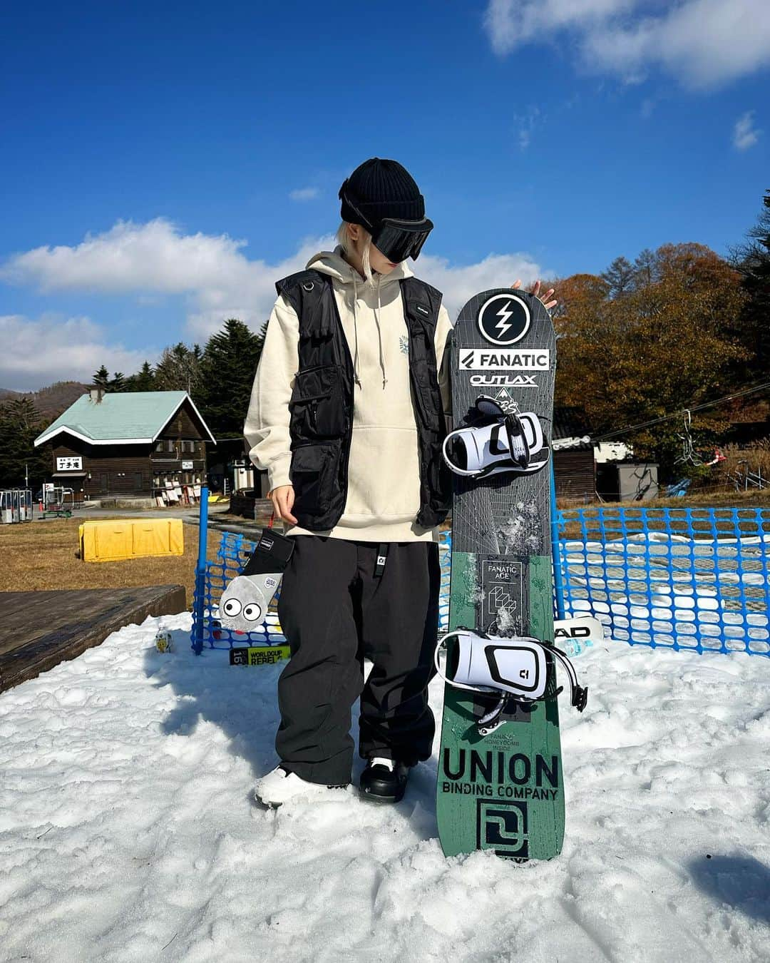 SAKIのインスタグラム：「身長168cmコーデ🙌  パンツ @outlax_official コーデュロイ XL ベスト @outlax_official L パーカー @electric_snow XL グローブ @ebsmission  ビーニー @electric_snow  プロテクター @ebsmission  ・ ボード @fanatic_snowboards_japan  ゴーグル @electric_snow  バイン @unionbindingco_jp  ブーツ @deeluxe.jp  ワックス @iguchi_wax  ・ ・ ・ #スノボ #スノボ女子 #スノーボード #スノボー #スノボー女子 #Snowboarding #Snowboard #pr」