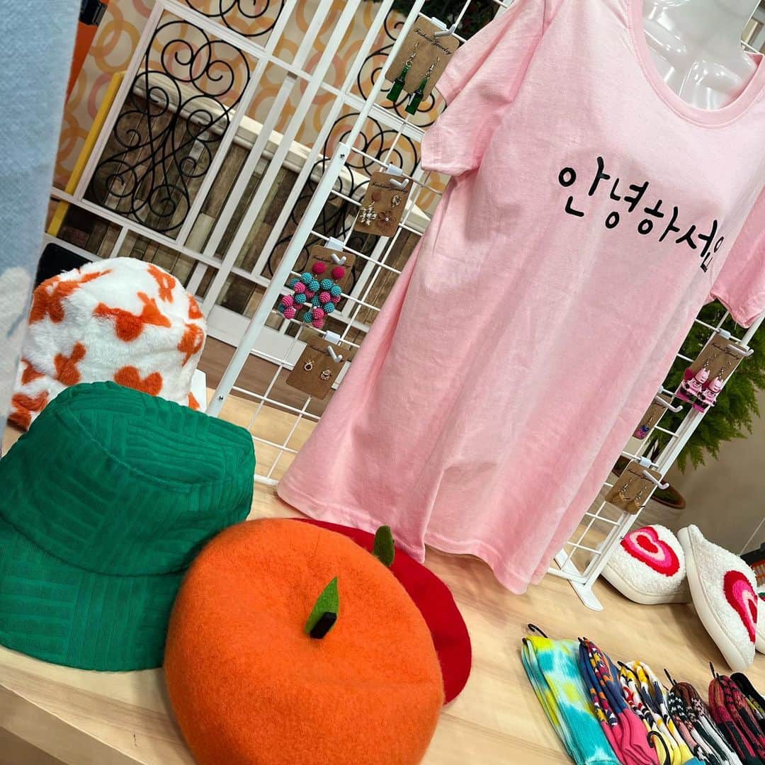 重長智子さんのインスタグラム写真 - (重長智子Instagram)「. . 韓国グッズにハマりそうな予感🇰🇷🌟 . 静岡市葵区鷹匠にある「room&gift PESO」から 可愛い韓国雑貨をスタジオに持ってきて いただきました☺️ . ポップでカラフルな雑貨に ウキウキしました🥹 キンパも美味しかったです‼︎ . そして、 ピンクのキャップを衝動買い💓 . 今週もそれいいね ありがとうございました⛅️ . . #静岡 #韓国 #ペソ #キンパもあるよ #ポップ #カラフル」11月17日 22時16分 - tomoko_shigenaga