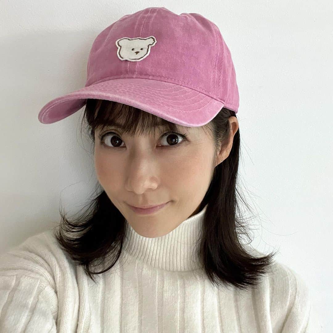 重長智子のインスタグラム：「. . 韓国グッズにハマりそうな予感🇰🇷🌟 . 静岡市葵区鷹匠にある「room&gift PESO」から 可愛い韓国雑貨をスタジオに持ってきて いただきました☺️ . ポップでカラフルな雑貨に ウキウキしました🥹 キンパも美味しかったです‼︎ . そして、 ピンクのキャップを衝動買い💓 . 今週もそれいいね ありがとうございました⛅️ . . #静岡 #韓国 #ペソ #キンパもあるよ #ポップ #カラフル」