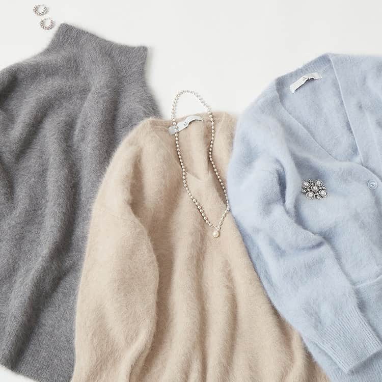 TIARAのインスタグラム：「この時期気になるふわふわKnit🧶  TIARAではFOX×カシミヤの暖かさ抜群ニットをご用意✨ 柔らかくて着心地の良い肌触りです。  1枚着るだけで全身で冬のオシャレを楽しめる、とっておきのアイテムです！  是非店頭・オンラインストアにてご覧くださいませ。」