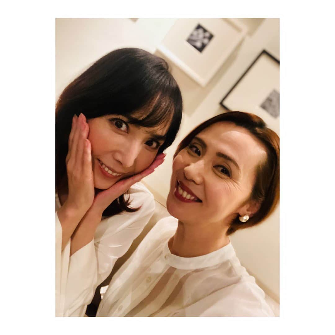 緒月遠麻さんのインスタグラム写真 - (緒月遠麻Instagram)「🎙️  本日は 『ラストダンスは私に』 朗読&ミニショーのお稽古。  声での表現。 やっぱり楽しいですね。  ワクワクします。  ミニショーは ハラハラします。笑  本番まで しっかり、がっつり温めて  大切に演じ歌いたいと思います🙂🎙️  お楽しみに！！  かしさんとのお写真✨は 先日 朗読劇の取材を受けた時の写真です☺️  #貴城けい  #美肌 #ガン見  雪組OG公演でもご一緒だったので 取材後も2人で喋る喋る。笑  12月11日からスタートです🎙️✨  よろしくお願い申し上げます🙌  #岩谷時子 #越路吹雪 #朗読劇」11月17日 22時10分 - toma_ozuki