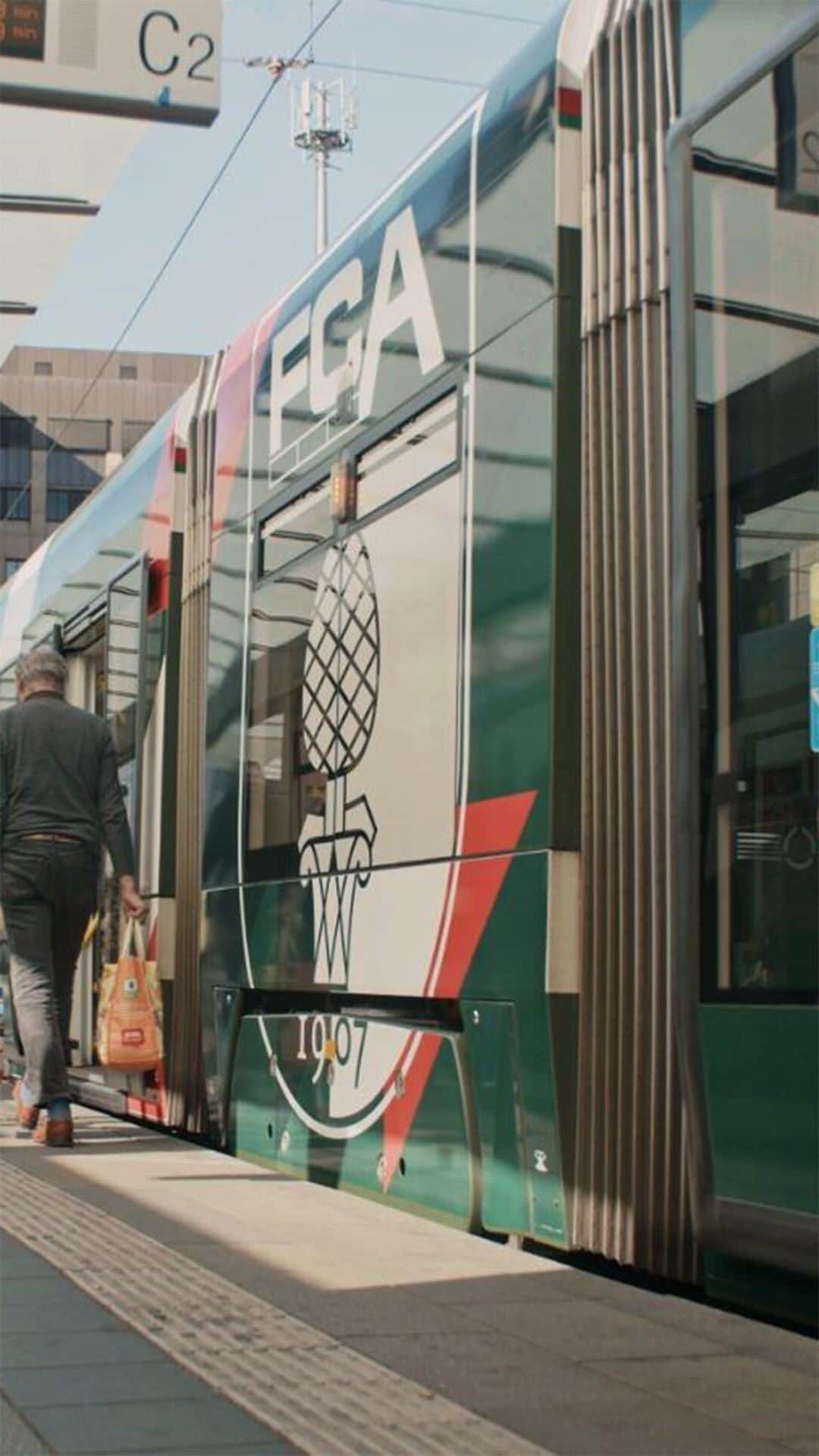 FCアウクスブルクのインスタグラム：「Bitte einsteigen: Die neue #FCA-Straßenbahn rollt! 😍 Mit unserem Exklusivpartner @stadtwerkeaugsburg seid Ihr so nachhaltig in der Stadt unterwegs! ✅ Habt Ihr sie schon entdeckt und gesehen? 👀  #FCA1907 #fcaugsburg」