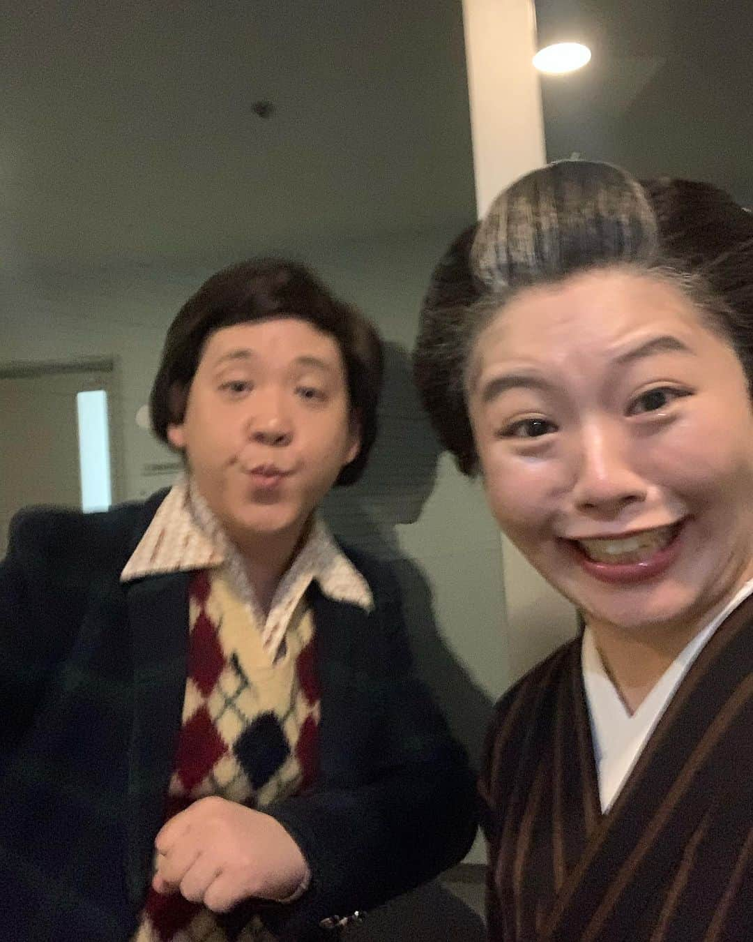 小出真保さんのインスタグラム写真 - (小出真保Instagram)「先日、朝ドラらんまんで熱演する松坂慶子さんのモノマネしたよ！ YouTubeでネタもあげてます！👘  出番がめちゃくちゃ遅くて着物が苦しかったですが、スタッフさんや芸人さんに、着物がやたら似合う、和服で婚活したら？と言われて少し嬉しかったよ。  叶恭子さんとか、ナンちゃんとか、昔の萩本欽一さんなどと珍しく写真撮りました。」11月17日 22時10分 - mahokoide