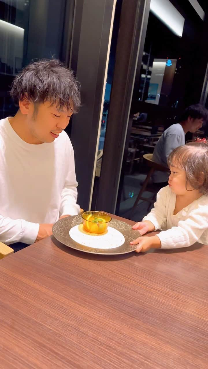 SAYUKAのインスタグラム：「2歳の娘からのバースデーソング🎤🎁  当日も 👨🏽‍🦱パパ今日誕生日だよ！ 👶🏽誕生日じゃなーいーι(｀ロ´)ノﾑｷｰ って怒られてたけど ちゃんとお祝いしてもらえて良かったね♥笑 . . . .  #女の子ママ#姉妹ママ#女の子ママと繋がりたい#親子#ママリ#ママコーデ#べビスタグラム#ベビフル#赤ちゃんのいる暮らし#10歳#2歳#ベビーモデル#赤ちゃんモデル#ベビー服#コドモダカラ#親バカ部#コドモノ#コズレ#2歳女の子#かわあか#2児ママ#tokyoDisneyland#tdl#ディズニーコーデ#ディズニーランド#2歳ディズニー」