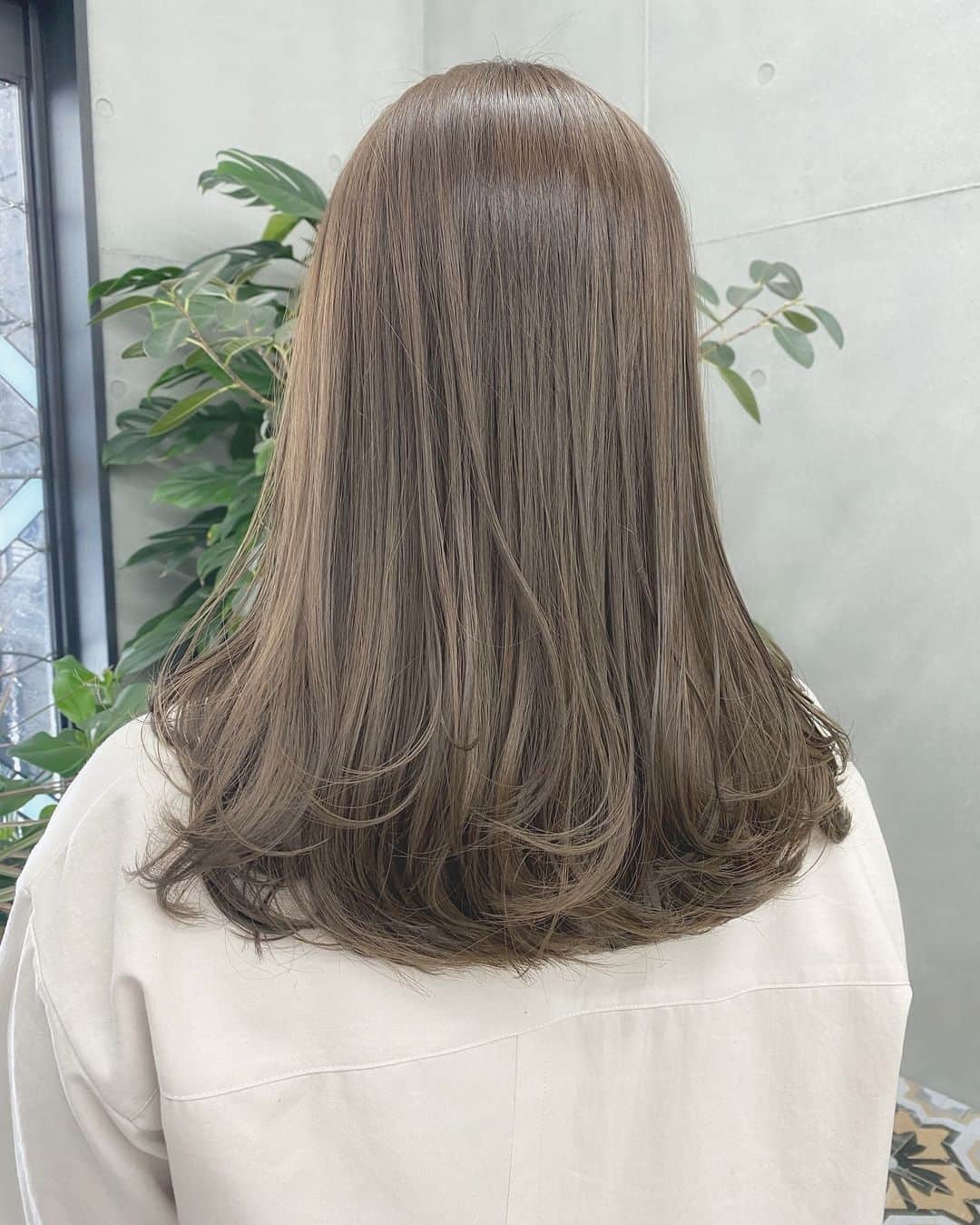 兼井遼のインスタグラム：「オリーブベージュ＊  柔らかくほつれるヘア😌  ツヤのある 暗くても透明のある カラーならお任せください☺️  11月12月のご予約も まだまだお取りできます🙇🏻  ご質問などは コメントにてお問い合わせください！😌  #ケアカラー  #ヘアアレンジ  #ケアダブルカラー  #巻き方  #髪質改善カラー  #イルミナカラー  #ミルクティーベージュ #グレージュ  #ケアブリーチ  #ハイライトカラー  #ハイトーンカラー  #ブリーチ  #ダブルカラー   #インナーカラー  #オリーブアッシュ  #グラデーションカラー  #グレージュカラー  #ツヤトーン  #パーマ  #艶髪  #外国人風  #髪質改善トリートメント  #くびれヘア  #シースルーバング  #髪質改善  #ラベンダーグレージュ  #オリーブグレージュ  #トリートメント  #ヘアアクセサリー　#インナーハイライト」