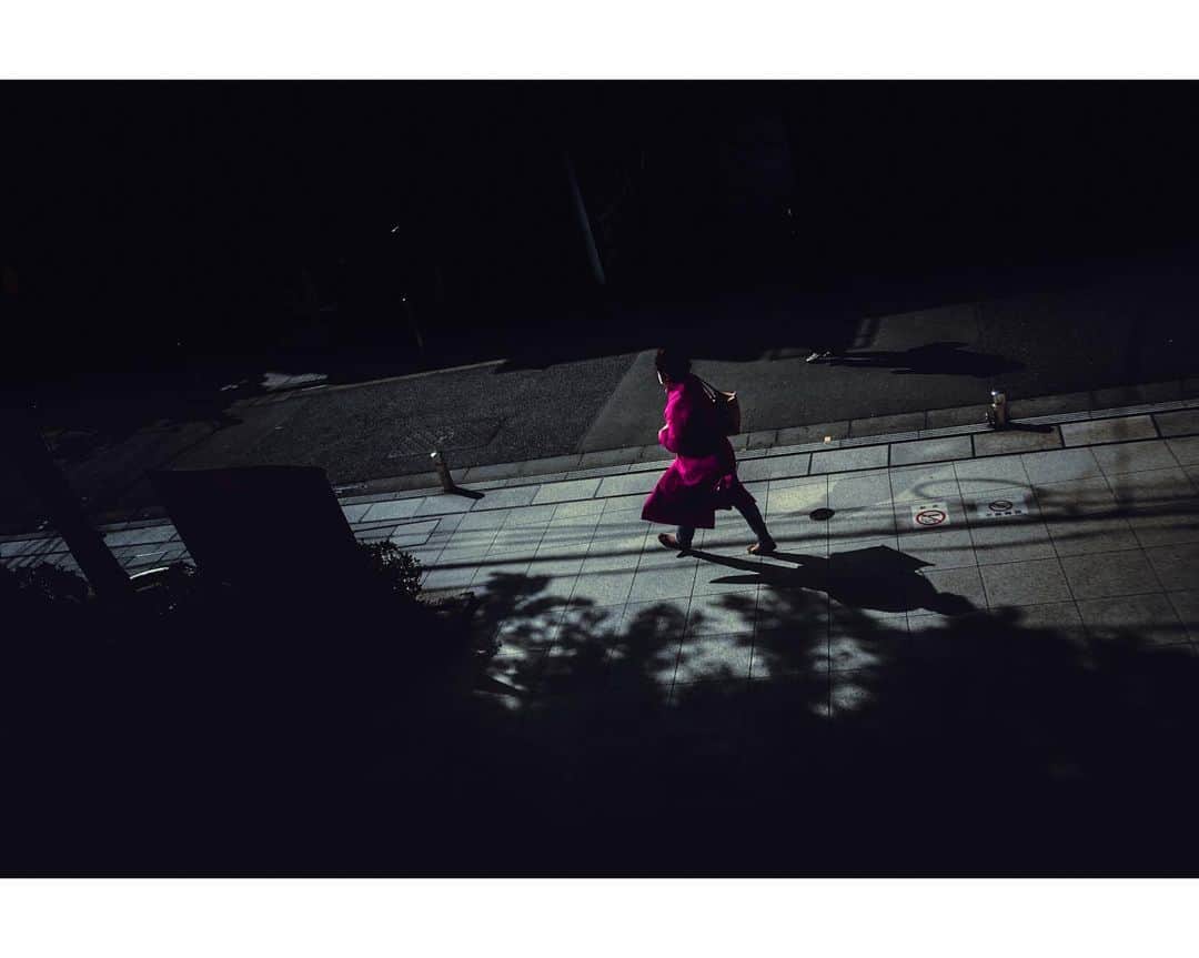 kazhixさんのインスタグラム写真 - (kazhixInstagram)「Tokyo Rhapsody  Light and shadow on the street -PINK-  #映画のワンシーンのような一枚を  ⤴︎みなさんもタグ気軽に使ってくださいね。  #fujifilm_xseries #今日もx日和 #富士フイルム  #FUJIFILM #instagram  #igersjp #HelloFrom Tokyo #ファインダー越しの私の世界  #tokyocameraclub #mst_photo #daily_photo_jpn #tokyoartsandculture #JapanCityBlues #TokyoTokyo #streetfinder #eyephotomagazine #cinema_streets  #urbanromantix #street_avengers #streetleaks #sublimestreet #streets_storytelling #storyofthestreet #streetsgrammer #streetmoment #voidtokyo  #streetgrammers #shadow_magazine #photo_f16」11月17日 22時12分 - kazhix