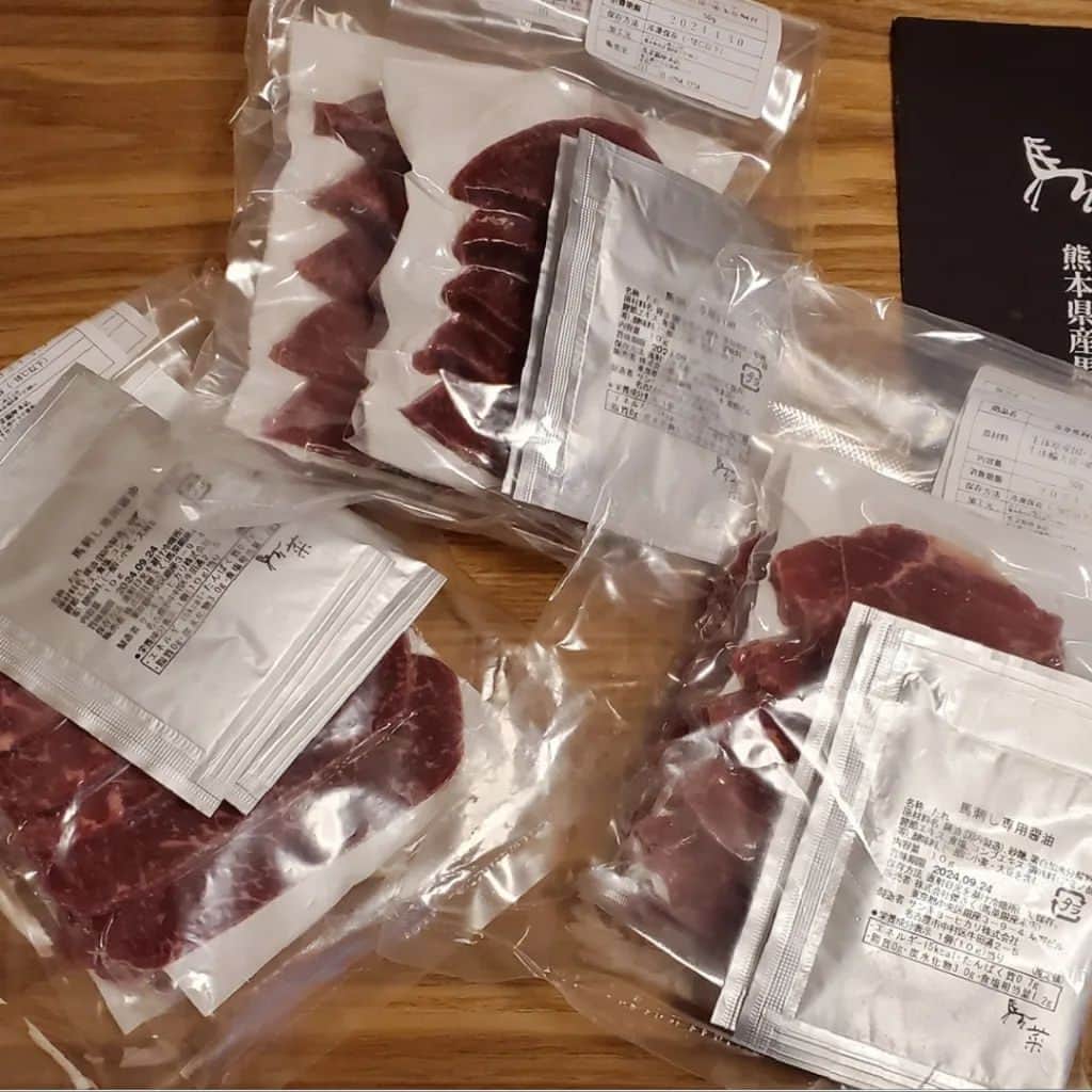 池田夏希さんのインスタグラム写真 - (池田夏希Instagram)「おうちで @basai_ginza の美味しいヘルシー赤身＆ヒレ馬刺し2点盛り合わせを…♡ . セット内容は赤身50g4Pとヒレ50g2Pでスライスされたものが届くので解凍するだけで包丁いらず✌ 今日は赤身を2P食べたけど美味しかったぁ～😍 家で馬刺しが食べれるのは嬉しすぎます😆💕 美味しかったから馬刺し好きな人は是非✨✨✨ . #馬菜銀座公式通販 #馬刺し #赤身 #ヒレ #盛り合わせ #タテガミ #フタエゴ #贈り物 #送料無料 #馬刺し通販 #包丁いらず #お取り寄せ #お取り寄せグルメ #グルメスタグラム #フードスタグラム #horsesashimi PR #horsemeat #gift #gourmetgifts #onlineordergourmet #gourmetstagram #foodstagram #foodphotography」11月17日 22時12分 - natsukiikeda624