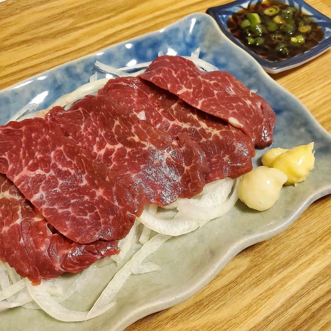 池田夏希さんのインスタグラム写真 - (池田夏希Instagram)「おうちで @basai_ginza の美味しいヘルシー赤身＆ヒレ馬刺し2点盛り合わせを…♡ . セット内容は赤身50g4Pとヒレ50g2Pでスライスされたものが届くので解凍するだけで包丁いらず✌ 今日は赤身を2P食べたけど美味しかったぁ～😍 家で馬刺しが食べれるのは嬉しすぎます😆💕 美味しかったから馬刺し好きな人は是非✨✨✨ . #馬菜銀座公式通販 #馬刺し #赤身 #ヒレ #盛り合わせ #タテガミ #フタエゴ #贈り物 #送料無料 #馬刺し通販 #包丁いらず #お取り寄せ #お取り寄せグルメ #グルメスタグラム #フードスタグラム #horsesashimi PR #horsemeat #gift #gourmetgifts #onlineordergourmet #gourmetstagram #foodstagram #foodphotography」11月17日 22時12分 - natsukiikeda624