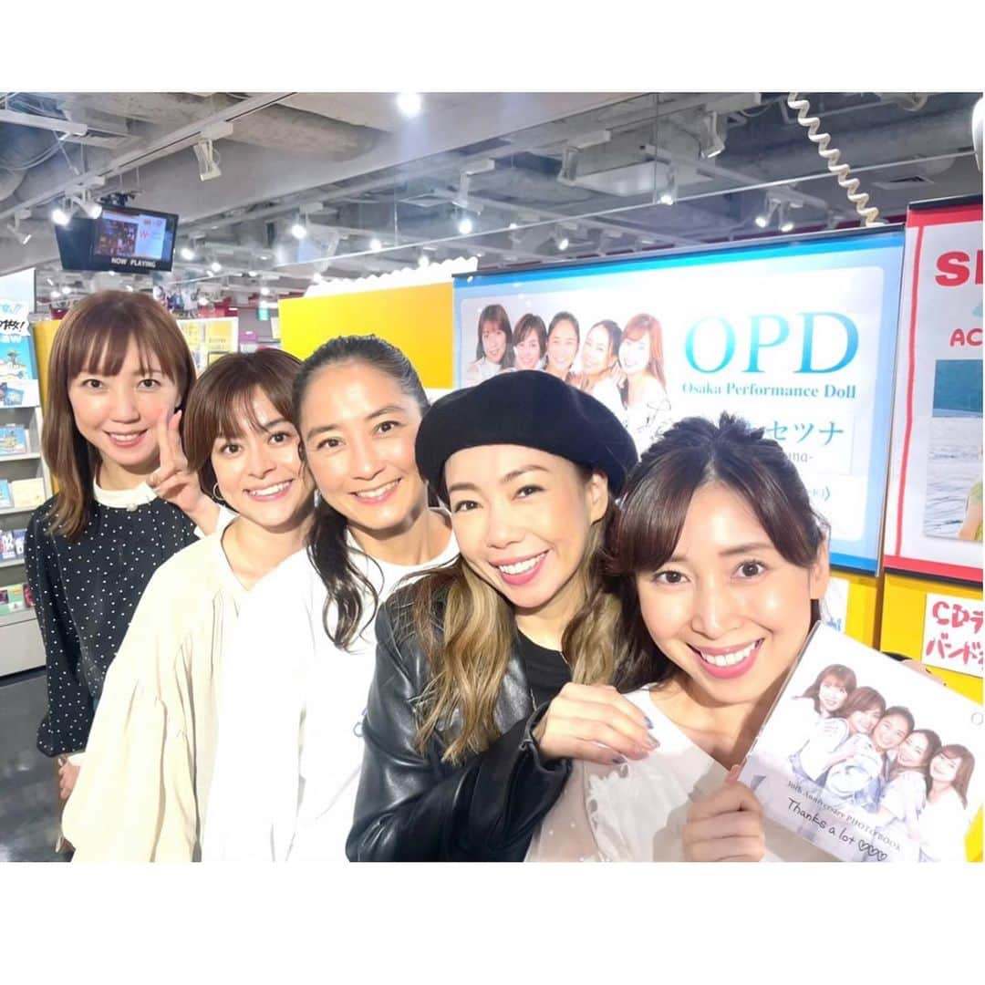 中野公美子のインスタグラム：「明日は、タワーレコード渋谷店で OPDサイン会です❣️ 皆様にお会い出来るのが めっちゃ楽しみ〜😆💕 お気を付けてお越しくださいね✨ お待ちしております🥰  #大阪パフォーマンスドール #opd #opd30周年  #タワーレコード渋谷店 #サイン会」