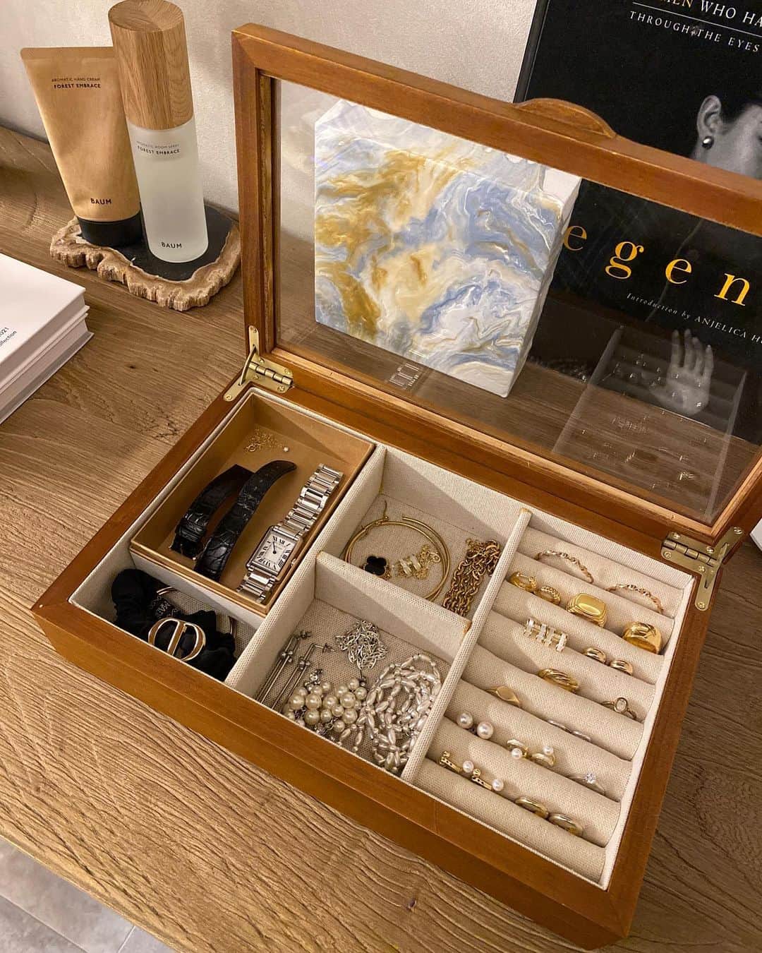 ᴱᴸᵞのインスタグラム：「my fave 🪞✨  リクエスト頂いていたアクセサリー達。 使用頻度が高いものをこちらに収納しています🤍  ジュエリーボックスは @zarahome の。」