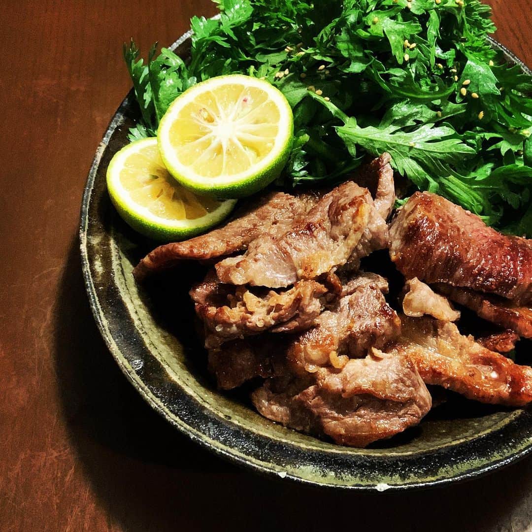 志摩有子のインスタグラム：「焼肉用の切り落とし肉にニンニクとごま油、塩胡椒をからめてフライパンで焼いて、春菊のサラダと盛り合わせる。春菊はごま油と塩少々でささっとあえて。食べる時にかぼすを搾って。  #生の春菊って美味しいよ」