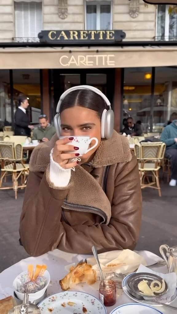 Stradivariusのインスタグラム：「Casually having breakfast wearing her favorite autumn look w/ @esthersitbon ☕️  #stradilooks #stradivarius」