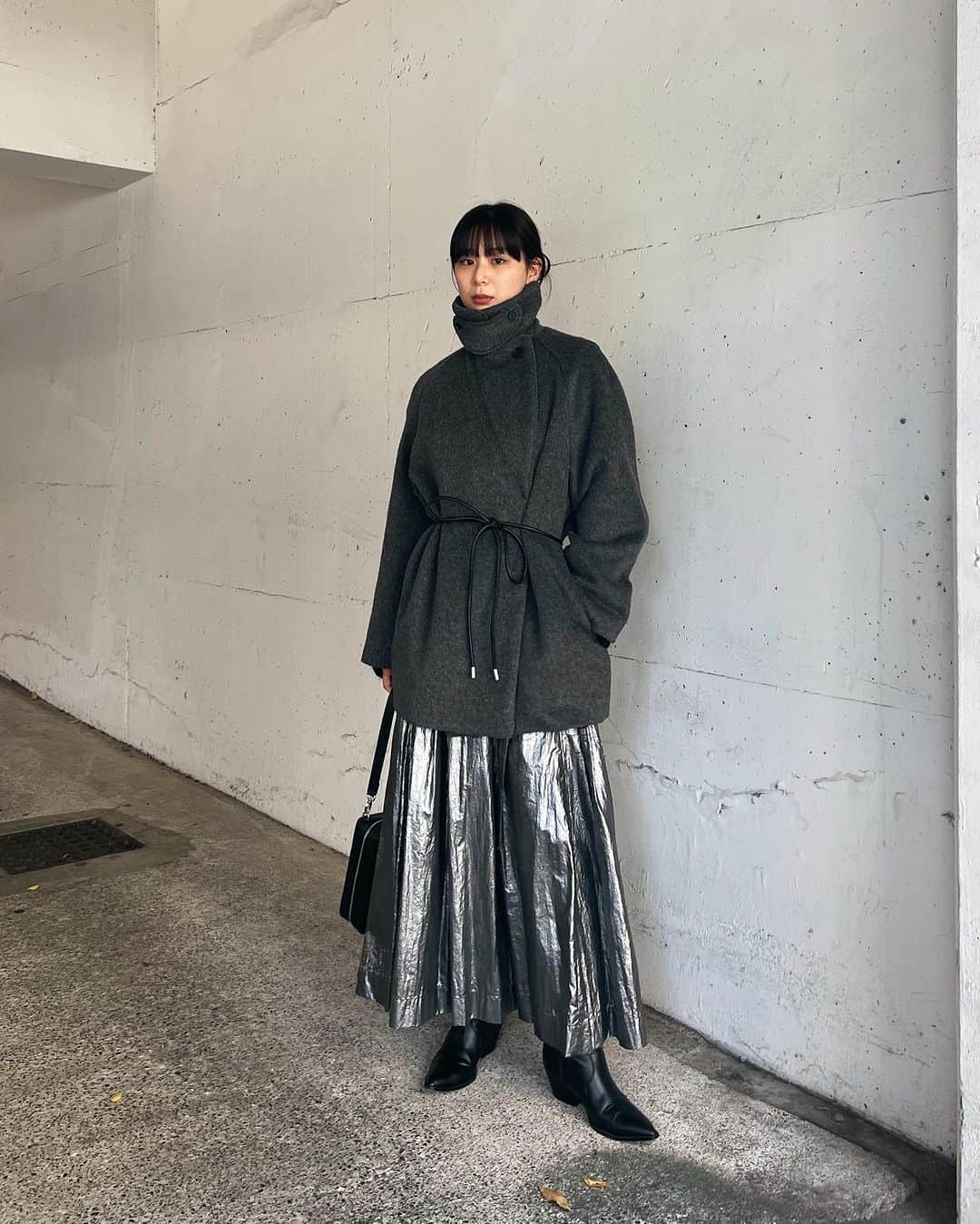 のインスタグラム：「#MOUSSYSNAP @erika_mtzk 162cm SHIBUYA109店スタッフ  ・BIG COLLAR MINI COAT(010GAS30-5460) ・FAUX PEARL BUTTON CARDIGAN(010GA270-6940) ・VOLUME SILHOUETTE SKIRT(010GA230-7210) ・WESTERN LONG BOOTS(010GAK52-5240) 全国のMOUSSY店舗／SHEL'TTER WEBSTORE／ZOZOTOWNにて発売中。  #MOUSSY」