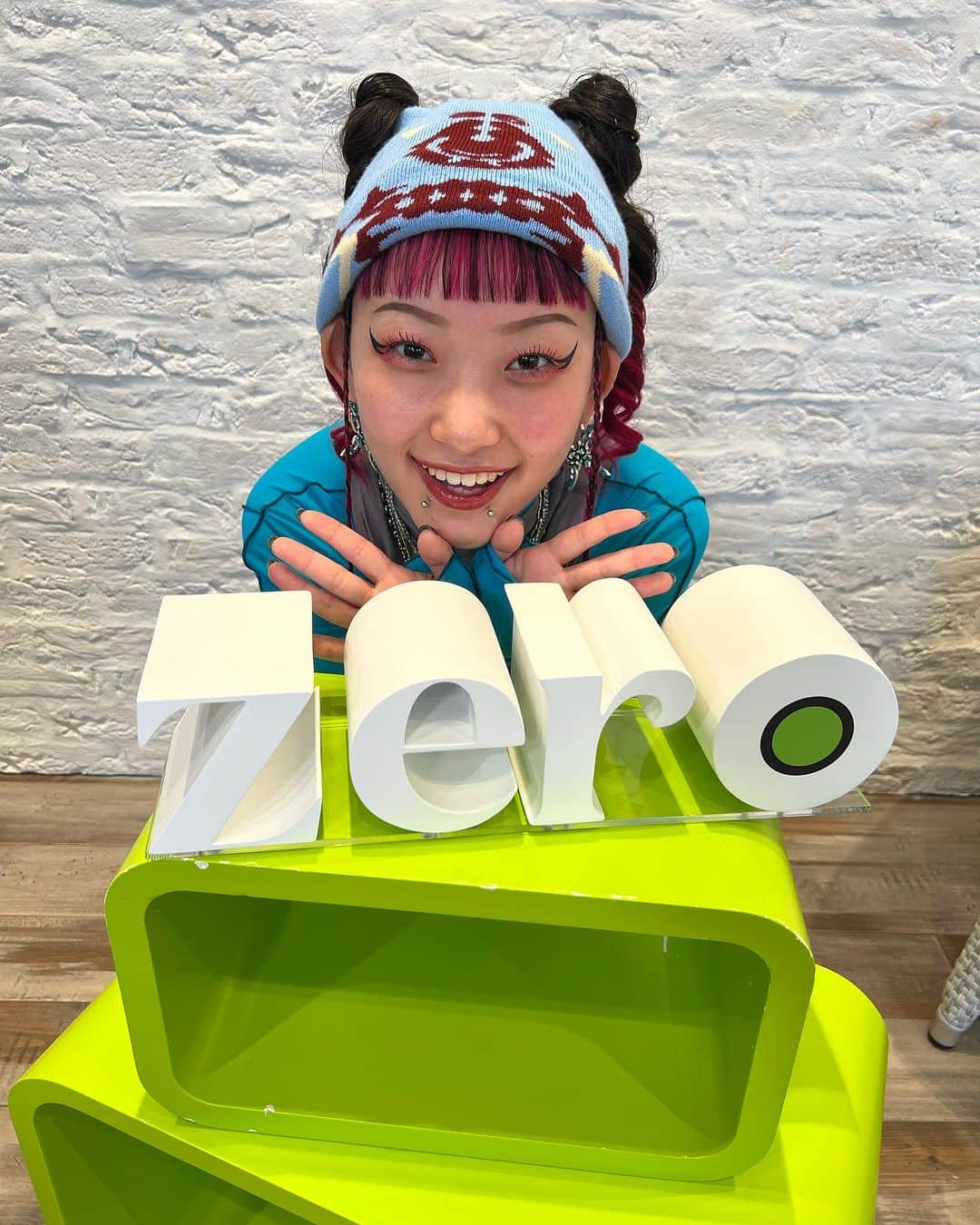 日本テレビ「news zero」のインスタグラム：「今夜のzeroカルチャーは 詩羽さんの企画です。 水曜日のカンパネラの２代目ボーカルとして、 さらにモデル・俳優と活躍の場を 広げている詩羽さん。  刈り上げヘアに口ピアスなど 個性的な印象もありますが… 支持されているのは “#自己肯定感”高く生きる姿勢にもありました  #newszero #詩羽  #水曜日のカンパネラ」