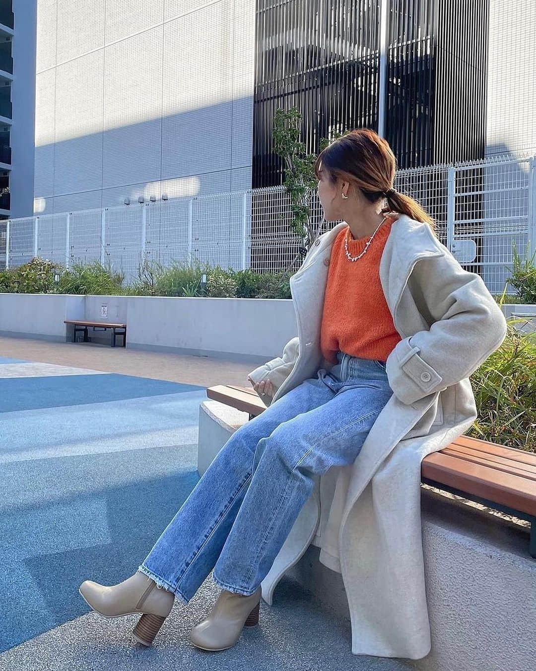 Ungrid staff snapのインスタグラム：「冬のアウターに迷ってる方必見🫣✨  @tomoka_suzuki_ 155cm @maya_goto_ 154cm @akari_kobayashi_ 160cm #スタンドカラールーズコート  アイボリー/チャコールグレー/レッド ¥22,000(tax in)  ドロップショルダーのデザインで適度なラフさもあり、たっぷりとした丈感もより大人っぽく見せてくれるコート❄️  @yui_ito_ 166cm @miyuu_suzuki_ 154cm @risa_mori_ 161cm #ルーズシルエットチェスターコート ミディアムグレー/ブラック/ミックス ¥20,900(tax in)  普段着でもオケージョンでも着回し万能なチェスターコート。 ルーズなシルエットですが、縦長にスタイルよく見える印象に仕上げました☺️  可愛いと思ったらお気に入り登録を♡  ーーーーーーーーーーーーーーーーーーーーーーーーーーーー ☑︎商品詳細は製品タグ or TOPページURLよりチェック   » @Ungrid_staffsnap  #Ungrid #アングリッド #ungrid_official #ungriddenim #ungridコーデ #カジュアル #スタンドカラー #チェスターコート #コート #冬アウター #冬コーデ #冬 #着回し #骨格 #骨格ウェーブ #骨格ストレート #骨格ナチュラル #低身長 #高身長 #イエベ #ブルベ」