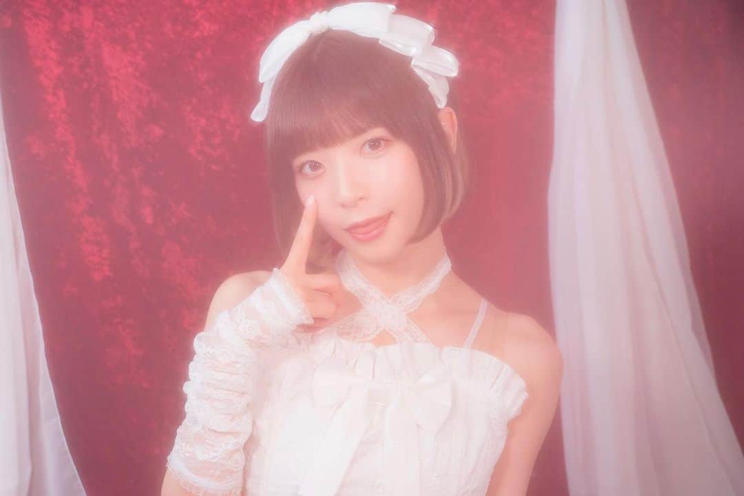 POCHIのインスタグラム：「記念すべき150投稿目はBIRTHDAY用に撮影したお写真🎂  何年経っても最高の友ぺぺちゃんとも撮影してもらったよ🫶🏻💛🧡  高円寺アルテミスゲスト出勤時に入れてもらったPIPER-HEIDSIECK Lipstickと💄  #高円寺 #ショートボブ #ロリータ」