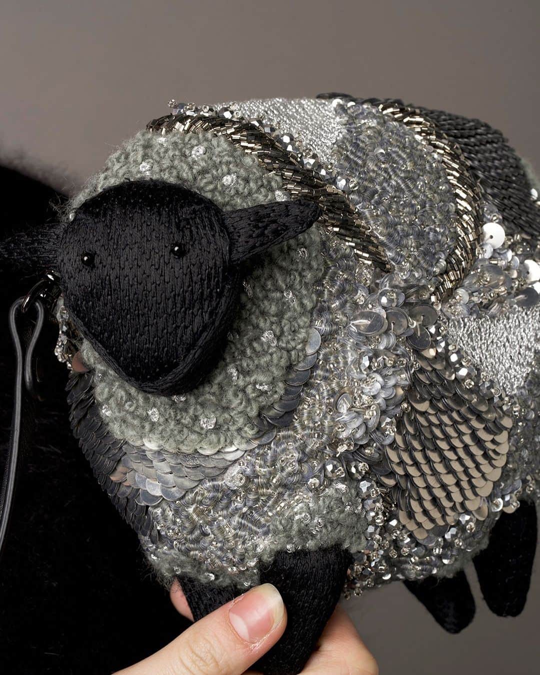 ジャマンピュエッシュのインスタグラム：「We love this cute look on the Baabaa’s muzzle 🥰 #jaminpuech #embroidery #uniquebag #allhandmade #proudlymadeinindia」