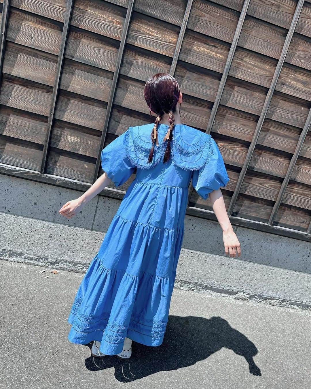 真山りかさんのインスタグラム写真 - (真山りかInstagram)「. ⁡ チョコプラ×アキタカモスメシの ロケ衣装は私服だったので 大好きな @candystripper_official の おかわワンピースにしたよ💙🤍 ⁡ この時の髪色気に入ってるの〜 ⁡ #アキタカモスメシ #ABS秋田放送 ⁡ #まやまふく ⁡ .」11月17日 22時22分 - ma_yama_official