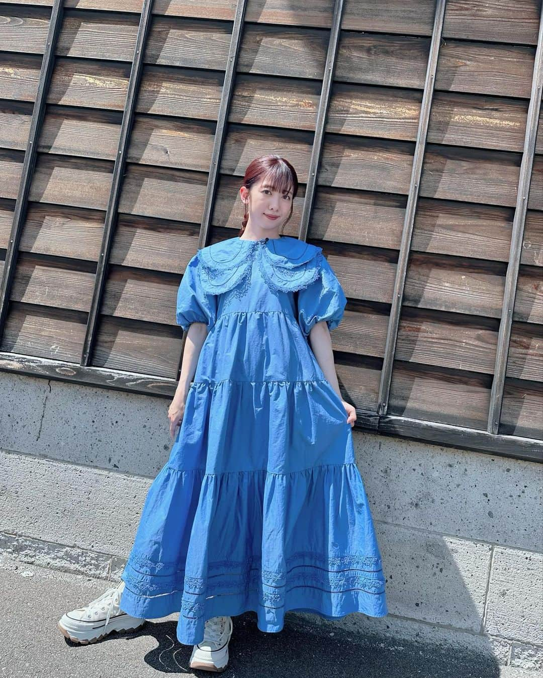 真山りかさんのインスタグラム写真 - (真山りかInstagram)「. ⁡ チョコプラ×アキタカモスメシの ロケ衣装は私服だったので 大好きな @candystripper_official の おかわワンピースにしたよ💙🤍 ⁡ この時の髪色気に入ってるの〜 ⁡ #アキタカモスメシ #ABS秋田放送 ⁡ #まやまふく ⁡ .」11月17日 22時22分 - ma_yama_official