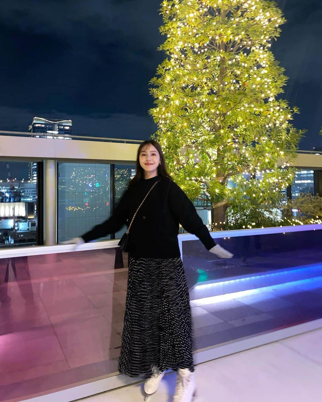 石川理咲子のインスタグラム：「#PR  @ginzasix_official の屋上に今年も スケートリンクがOPEN⛸️ 一足お先に遊びに行ってきました✨ なんとこのスケートリンク、 樹脂で出来ているので 転んでも冷たくないし、濡れないんです！ イルミネーションも綺麗で クリスマス気分が味わえました🎄  今日から来年の1/21までの開催です❄️ #GINZASIXxME #RooftopStarSkatingRink」