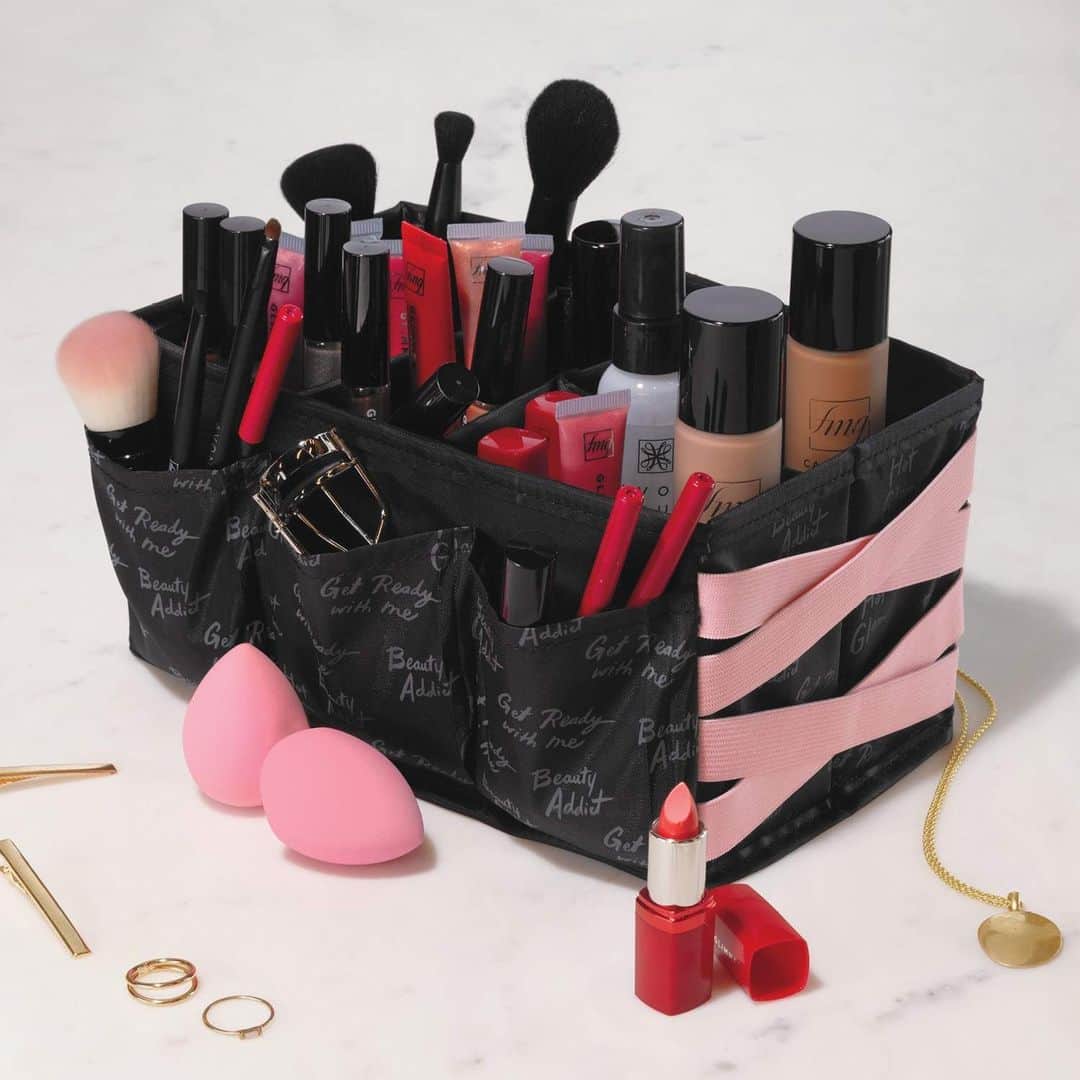エイボンのインスタグラム：「Organized during the busy holiday season? ✅   Shop this season's most-wanted Vanity Organizer.   #avoninsider #makeupgiftidea #beautyorginizer」