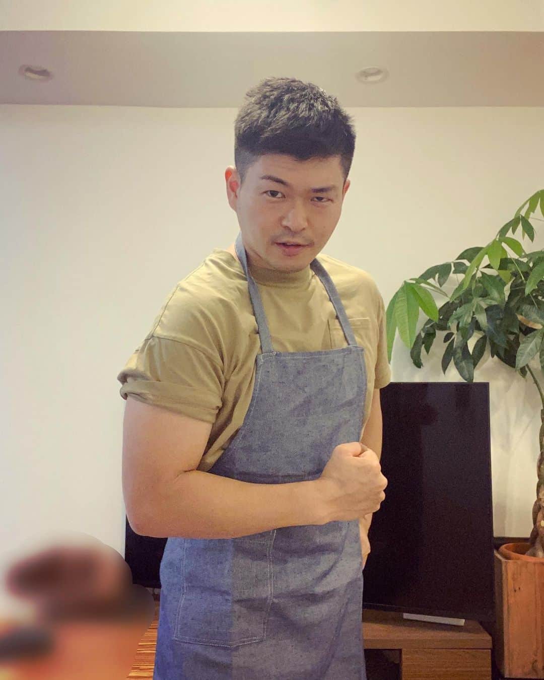 のインスタグラム：「新しいエプロンをつけてみたら... #こういうハンバーガーショップ店員さんいますよね🍔 #寝癖すごかったですが (2枚目📸笑) #肉厚ハンバーガー食べたい🍔 #よい週末を #今週末は暖かい服装がオススメです #決して半袖で外に出ないようになさってください #笑 #私は特殊です」