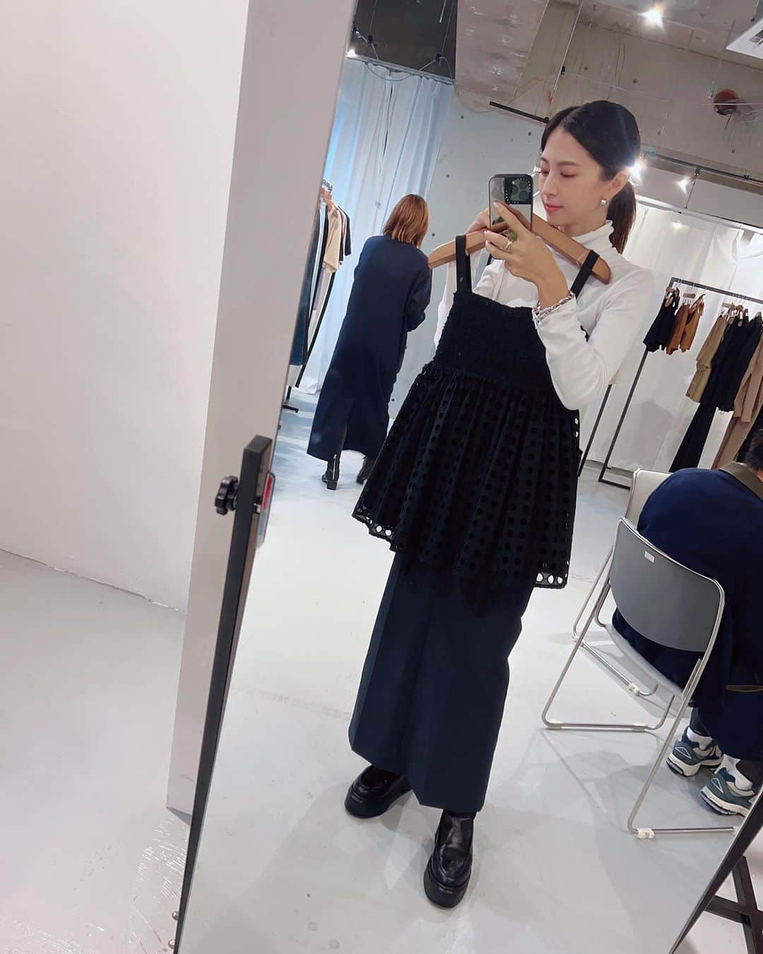 安田美沙子さんのインスタグラム写真 - (安田美沙子Instagram)「展示会へ行って来ました🤍  雨だったけど。。。かわいいお洋服たちに癒された！  @clane_official  は、ジャストなサイズがめっちゃ好みで。。。綺麗に着られるようにスタイルキープしたいな🫶  @manof_official もママとしてキチンとしつつ、オシャレしたい時に😎  可愛い姉妹に。。。  パワーをもらった❤️  明日はいい天気になりますように🌈  #exibition  #ss #shopping #clane #manof #sisters #thanks @motokokawano424」11月17日 22時42分 - yasuda_misako