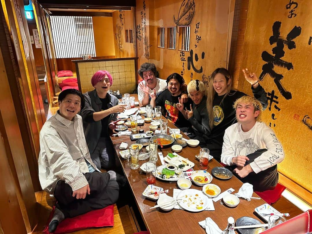 Fear, and Loathing in Las Vegasのインスタグラム：「ペイルダスクとの写真わすれてた〜！ みんなで吐くほど飯食った！！ また一緒に無茶しよう！！  #FULLPOWERFALILVTOUR #OSAKA #FearandLoathinginLasVegas #paledusk  /So」