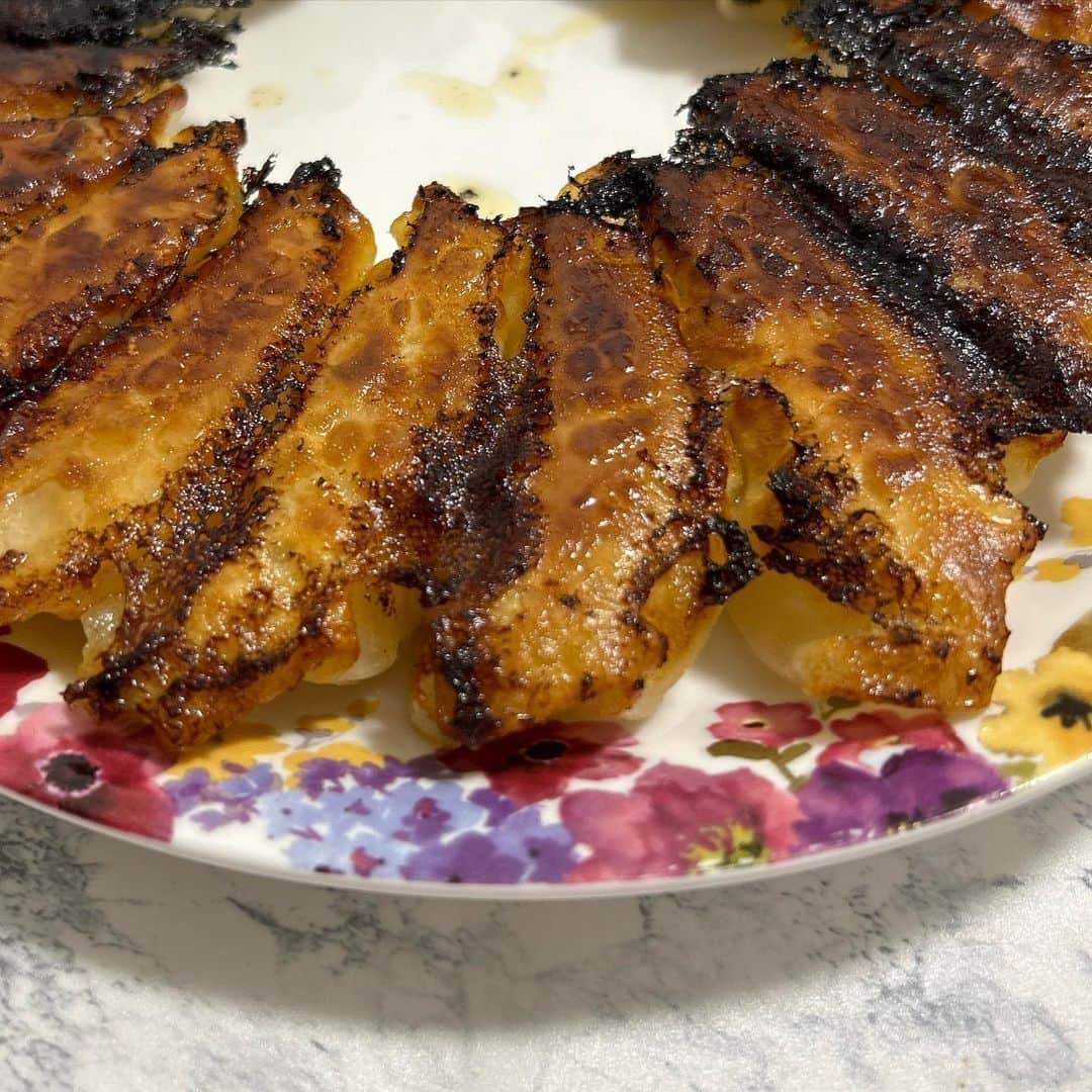 はるちゃんのインスタグラム：「餃子パーティー🥟 餃子のおすすめある？ 鹿児島の黒豚の餃子を食べてみたのでレビュー❣️ 私たちが作ったのも一緒になっちゃってるけど、頼んでみたのは海老餃子🦐🥟えびがぷりぷりしてて美味しかった！  #PR @gyoza.tsukasa #鹿児島美湯豚餃子 #通販 #楽天 #冷凍餃子 #美湯豚 #餃子部 #餃子 #おすすめ餃子」