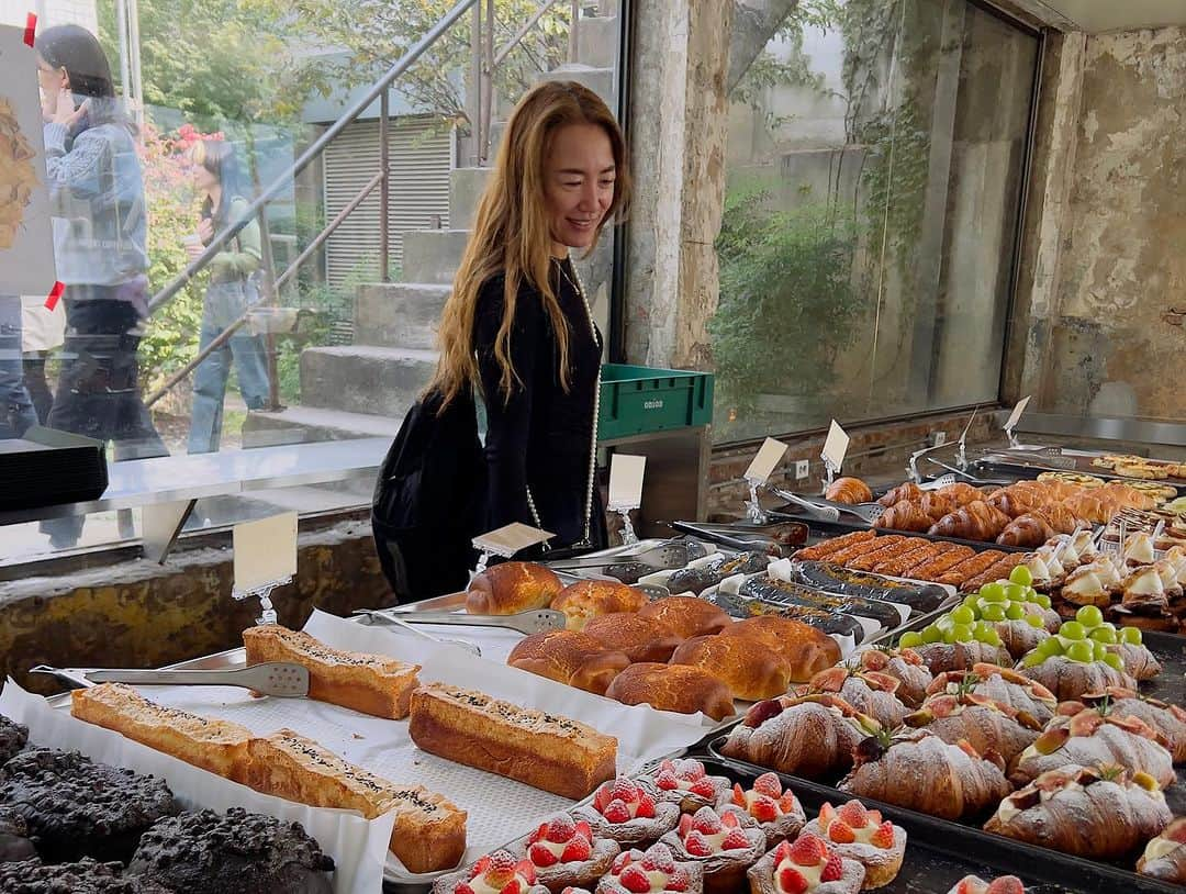 岡部亜紀さんのインスタグラム写真 - (岡部亜紀Instagram)「若者の聖地らしい 聖水洞でオシャレカフェめぐり☕️ #韓国 #ソウル #聖水洞 #onion聖水 #ビジュアル最高 #カフェはしご #パン屋 #カフェ巡り  #女子旅 #聖地巡礼」11月17日 22時36分 - akiokabe