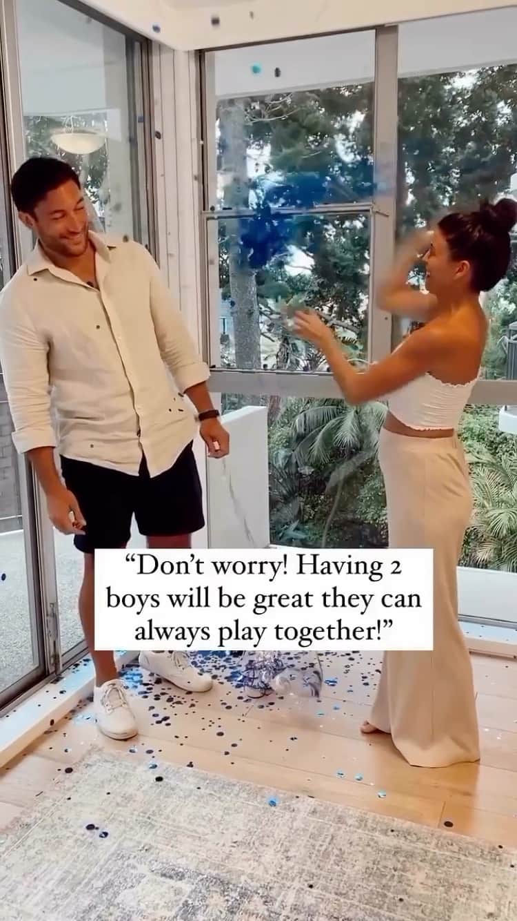 Outfits Selectionのインスタグラム：「💖💙 ❤️ 😅 by  @aliddke   #genderrevealshow #genderreveal #genderrevealparty  #pregnancy #pinkorblue #heorshe #gendereveal #babyshowerideas #itsaboy #itsagirl  #babyontheway #babygenderreveal #babyshowerdecor」