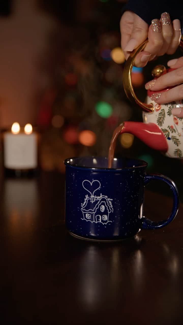 イングリッド・マイケルソンのインスタグラム：「There are definitely some fake nails that fell in this hot chocolate (did you catch that?) but it still tastes good. Mug, candle and sweatshirt all for sale in my store. Link in bio.」