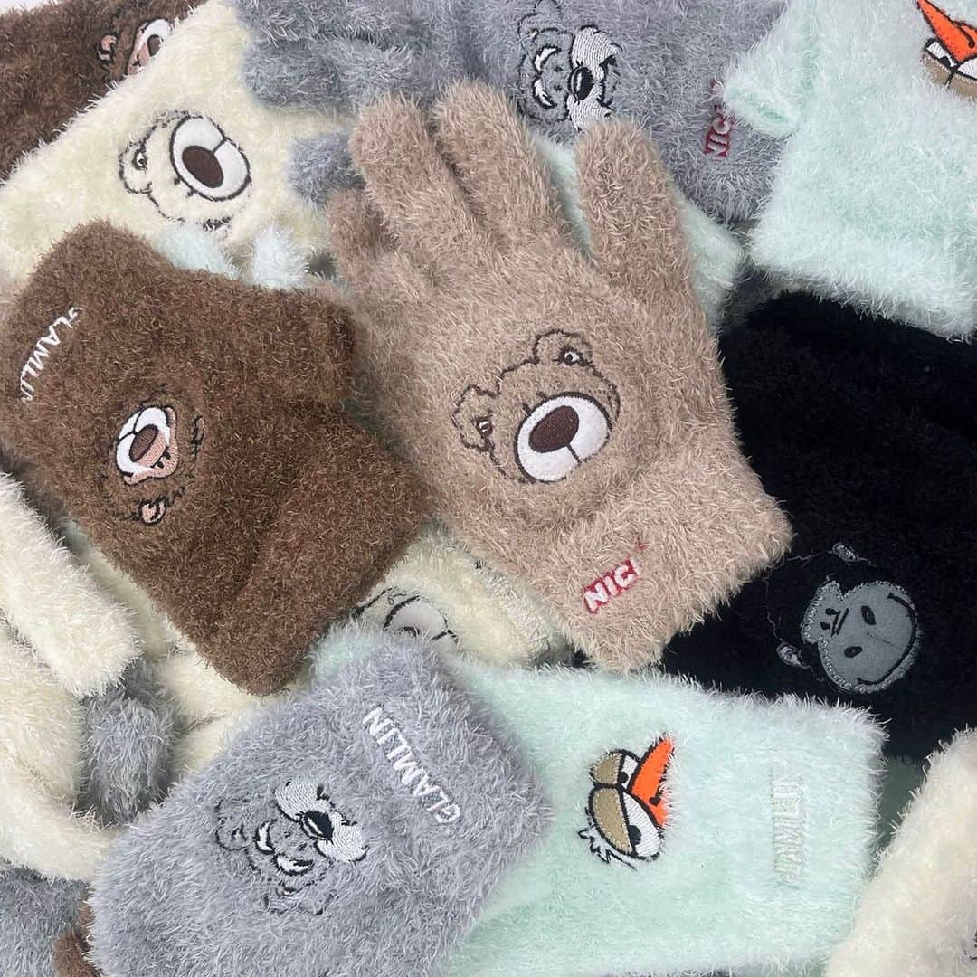 NICI JAPANのインスタグラム：「NICI×GLAMLIN様コラボ商品が登場⛄️✨  手触りふわふわで寒い冬でもほっこり！ サイズは大人、kidsの2サイズ🧤 お子様とお揃いでつけても❤️  ぜひGETしてください🙌  お取り扱い店舗は下記URLよりご覧いただけます！  ▼お取り扱い店舗 https://charlie-trading.co.jp/dealers/glamlin/  アントレスクエアからもお買い求めいただけます♪ @entresquare   #nici#glamlin#手袋#モコモコ」