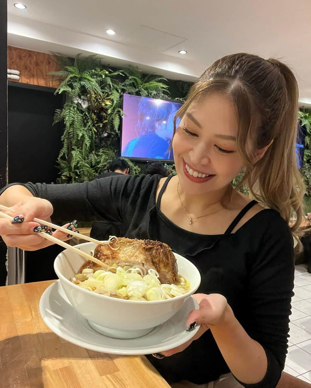 吉岡久美子さんのインスタグラム写真 - (吉岡久美子Instagram)「人類みな麺類の世界一厚切り焼き豚🍜🐖  美味しすぎ🥹ネギも大盛り💚  ほんまに人麺のチャーシューおいしすぎ🥹  世界一の厚切り具合には びっくり😂✨でもホロホロなのよ〜  あとビールのヒューガルデンホワイト好き🍺🤍  #大阪ラーメン  #大阪らーめん #人類みな麺類 #ラーメン大戦争 #大阪ラーメン部 #大阪ラーメン巡り #大阪グルメ #西中島 #西中島南方 #UNCHI社長 #matsumura_takahiro #人類に麺類を #ラーメンの力で世界をかえる #火星にラーメン屋を一番最初に出店する」11月17日 22時40分 - kuunyaaan