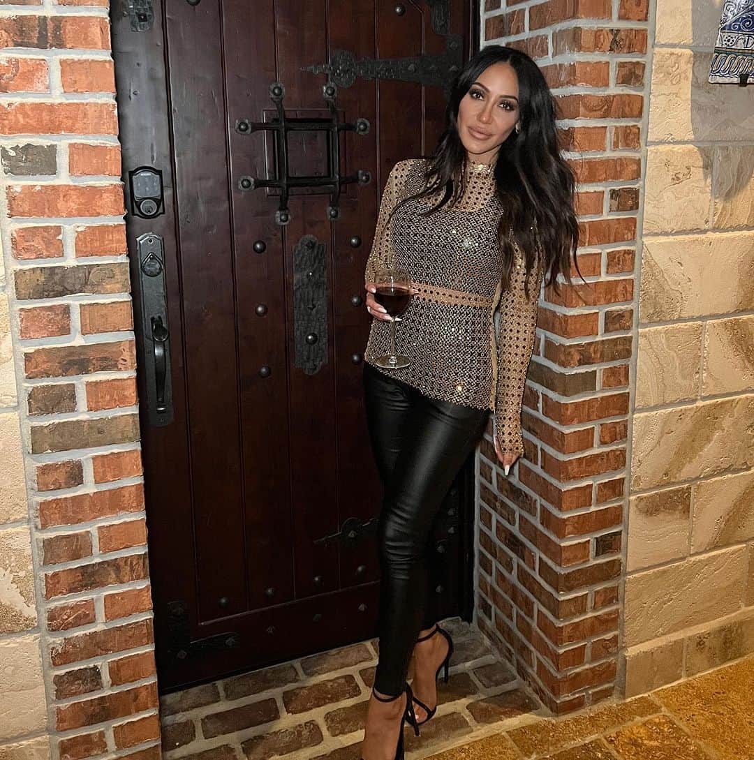 メリッサ・ゴーガのインスタグラム：「Friendsgiving in the dungeon 🏰 🍁 Grateful for life}grateful for good friends❣️#friendsgiving #rhonj」