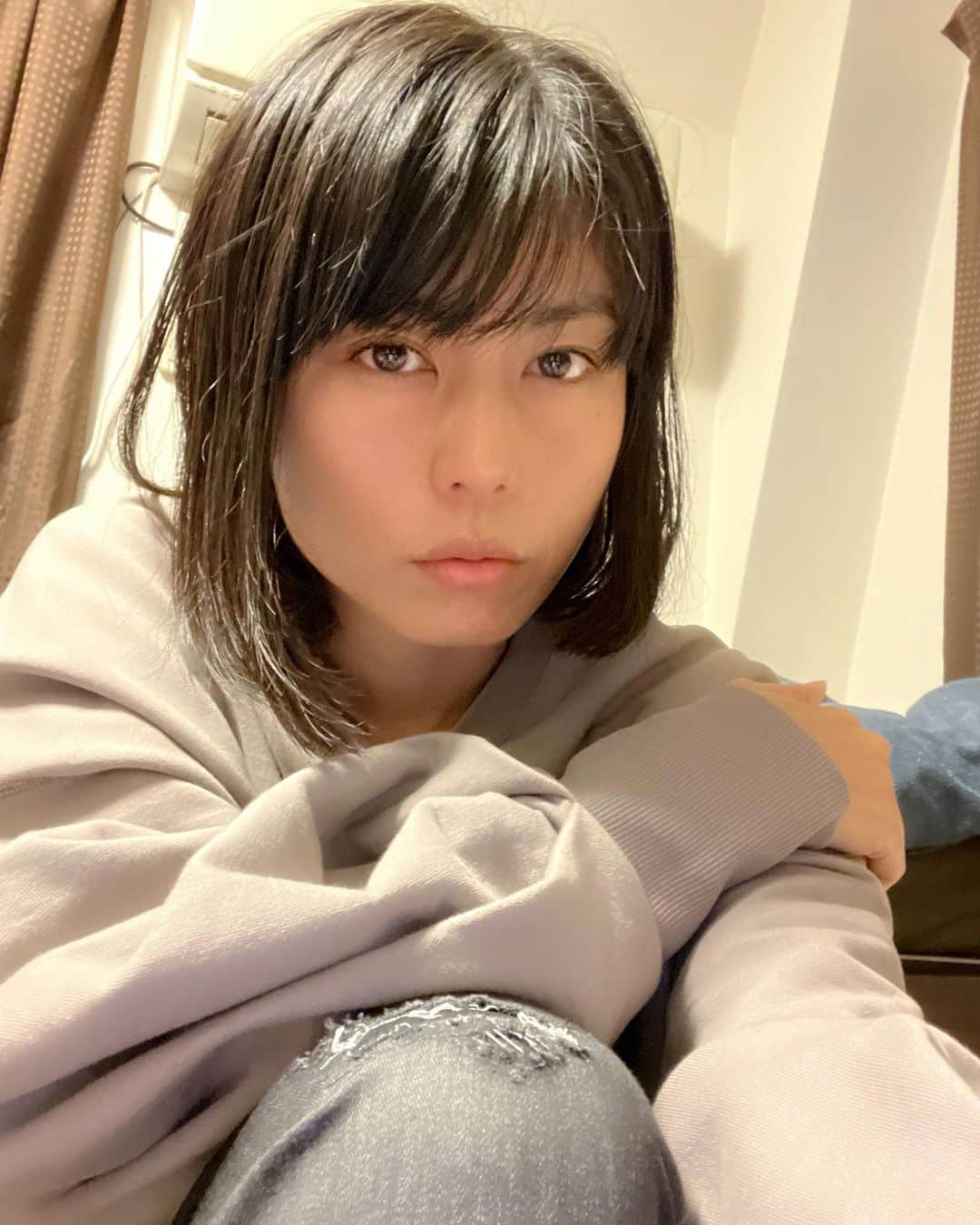 芳野友美のインスタグラム：「今日は#コロナワクチン と#インフルエンザワクチン の同時接種に挑んできました！！ 一度に2本の注射なんて初めてよ！！ 　 コロナもインフルも大抵副反応で熱が出るので、副反応が2倍になることはないかを先生に確認したら、そんなことはないと言われたので、それなら一気にやった方が効率がいいかなと思って☺︎ 　 まず左腕にコロナワクチン。あれ、こんなもんだっけ？って痛み。 それから右腕にインフルエンザワクチン。あれ、こんなに痛かったっけ？な痛み。 　 インフルエンザの方が痛いんですねーって先生に言ったら、いや、普通は逆（笑）コロナの方が痛いってみんな言うけどねーって言われました。 あれ？🤣 　 そして今現在は、コロナ側の腕のが少しうずく感じ。で、インフル側の腕のが少し腫れてます。 けど、これまでより両腕ともそんなに痛くないし腫れてない。 熱っぽさもほとんどない！ 　 まぁ一番は明日の体調がどうなるかですが・・・今のところどっちもこれまでよりは軽い気がしてます♪ 今日はゆっくりしま～す☆ 　 最後に昨日食べる宣言した「#北海道版どん兵衛 」 めちゃくちゃ美味しかった！！ 昆布の香りがふわ～って漂ってきて、東版はスープ全部飲めないけど、今回は全部飲み干しました！ 濃すぎず優しいお出汁の味。 あと、どん兵衛が久しぶりだったから北海道版に限らずなのかもだけど、麺がモチモチしててこれまた凄く美味しかったです♪ 　 皆さんも機会があれば一度お試しあれ～❤️」