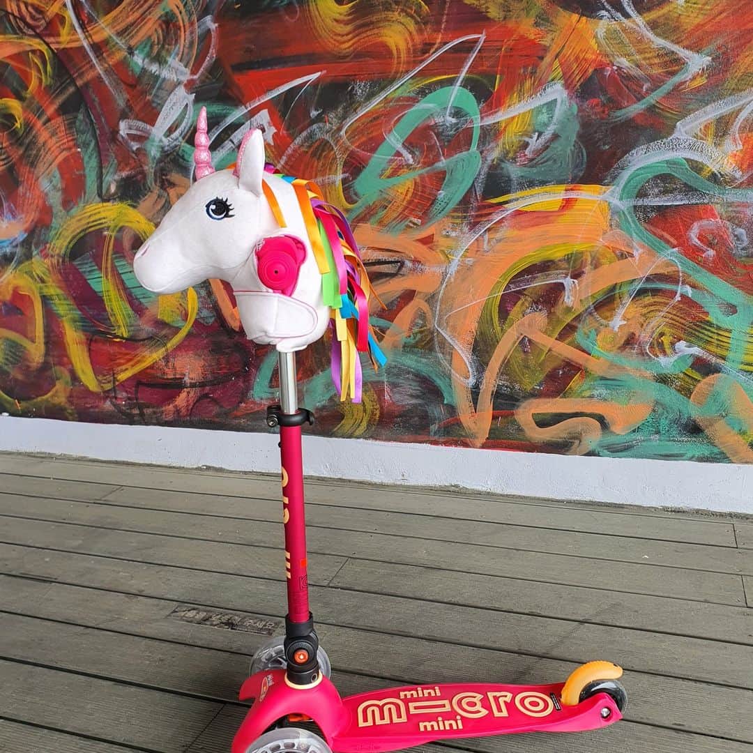 microscooters_japanのインスタグラム：「■Rakuten レビュー ■商品名 ミニ マイクロ 折りたたみ デラックス LED キックボード   ■レビュー評価 ★★★★★ (星5)  ■レビュータイトル おすすめです  ■レビュー本文 3歳になる娘の誕生日プレゼントとして購入。折りたためるのと軽いのが1番の購入ポイントでした。実物はデザインもとてもかわいく丈夫で高級感があります。娘はすっかり気に入り、数回乗ったら上達してきました。 まだ曲がったりするのが難しいようですが沢山遊びたいと思います。 キックボード子供＃キックスクーター＃マイクロスクーターレビュー＃楽天レビュー＃クリスマスプレゼントおすすめ＃3歳プレゼント＃4世プレゼント＃5世プレゼント＃キックスクーター＃キックバイク」