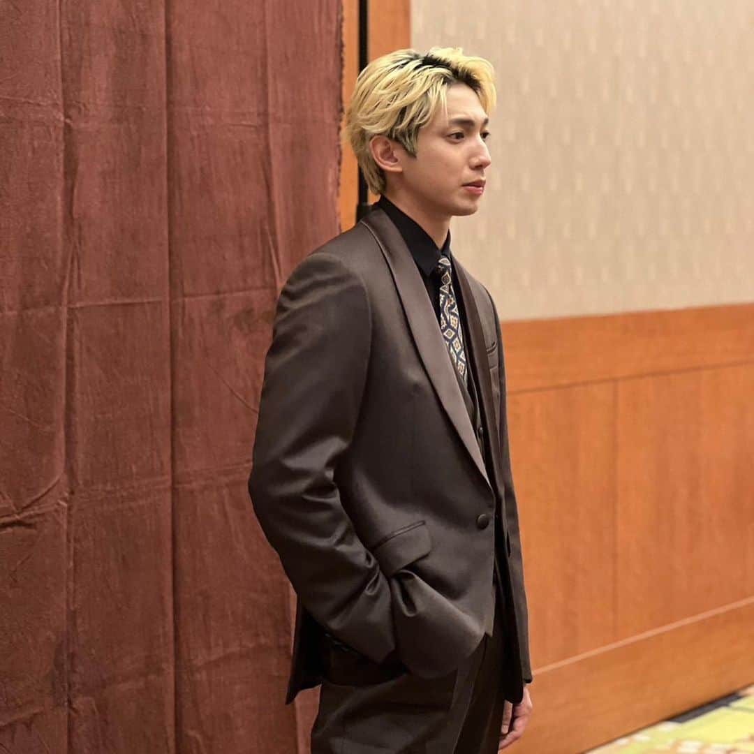 有澤樟太郎さんのインスタグラム写真 - (有澤樟太郎Instagram)「ミュージカル『ジョジョの奇妙な冒険 ファントムブラッド』製作発表記者会見でした！！ やっと始まるなって気持ちです。 個人的にすごい緊張感の中の会見。 改めて気が引き締まります！！！ ジョナサン・ジョースター 精一杯楽しみます。 みんな面白くて優しい方たちばかりでよかったー。」11月17日 22時43分 - shotaro_arisawa