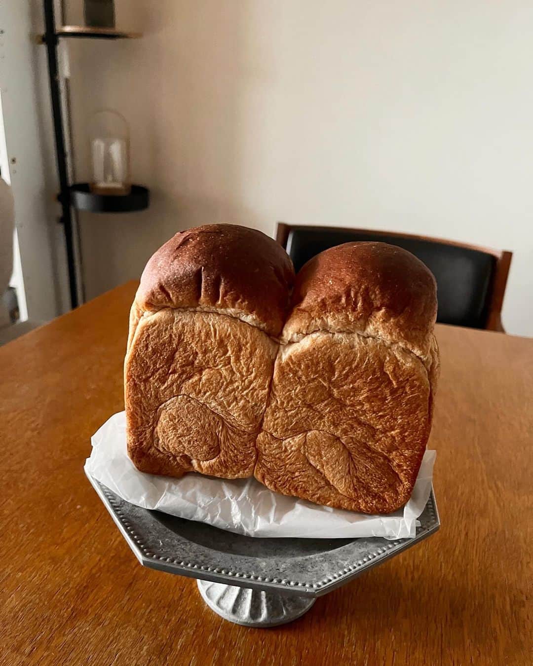 福田葉子さんのインスタグラム写真 - (福田葉子Instagram)「大きなホテルに行く用事がある時は、パンを買うようにしている。 ホテルニューオータニといえば、サツキ。パティスリーサツキの食パン、イングリッシュブレッドは18時半だったせいかラストワン。ホテルメイドの食パンが486円て、謙虚すぎやしないか…？ もちろん買い求め、今朝ワクワクしながらトースターへ。耳はパリッと、本体はふわもち、おいしいトーストで朝ごパン。至福のひととき。  おいしい食パンを手に入れたときは、2枚残してすぐ冷凍保存。一枚づつアルミホイルで包んでジップロック入れて冷凍庫へ…なのだが、エコじゃないなーと気になっていた。 楽天で「冷凍保存するパン密閉袋」を見つけてポチッと。ひとつの袋に何枚か入れられて、洗えば何度でも使える。いいかも。とりあえず、サツキの食パン入れてみようっと。 #bread #englishbread #hotelmade #hotel #hotelnewotani #patisseriesatsuki #foodie #yummy #breakfast #パン　#ホテルのパン　#食パン　#イングリッシュブレッド　#パティスリーサツキ　#朝ごはん　#ホテル好き　#おいしい #パン保存袋 #冷凍保存　#エコ　#お試し」11月17日 22時44分 - yoyoyokoko