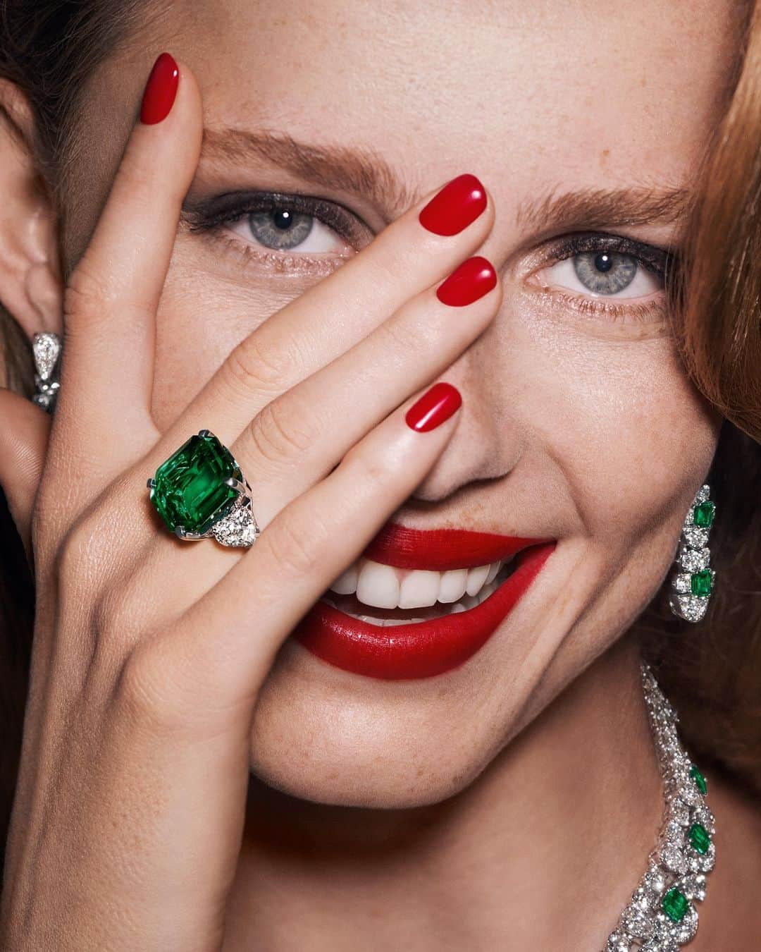 Graffのインスタグラム：「Brilliantly joyful. With a mesmerising depth of colour, emerald and diamond jewellery from Graff is the perfect wish for every list.  #GraffWishes #GraffDiamonds」