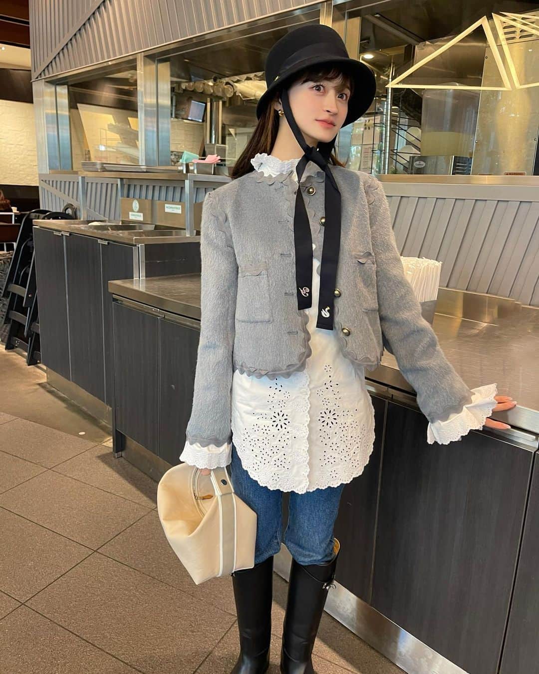 のインスタグラム：「この前のコーデは乗馬の騎士っぽい感じ🐎😋🧢  オリジナルカスタマイズハットの見学へ🧢🐎🎀 先にオンラインでオーダーいただいた皆様のハットが作られるところを見てきました☺️皆様やはりお馬ちゃん推しでしょうか？🎀 細かな作業を丁寧に大胆にこなされる様子がダイナミックで！作って頂いたハットがより特別なものになりました。 @umeda.hankyu_atelier.notify ありがとうございました🤝🏻✨  #LUCIAFURCARDIGAN」